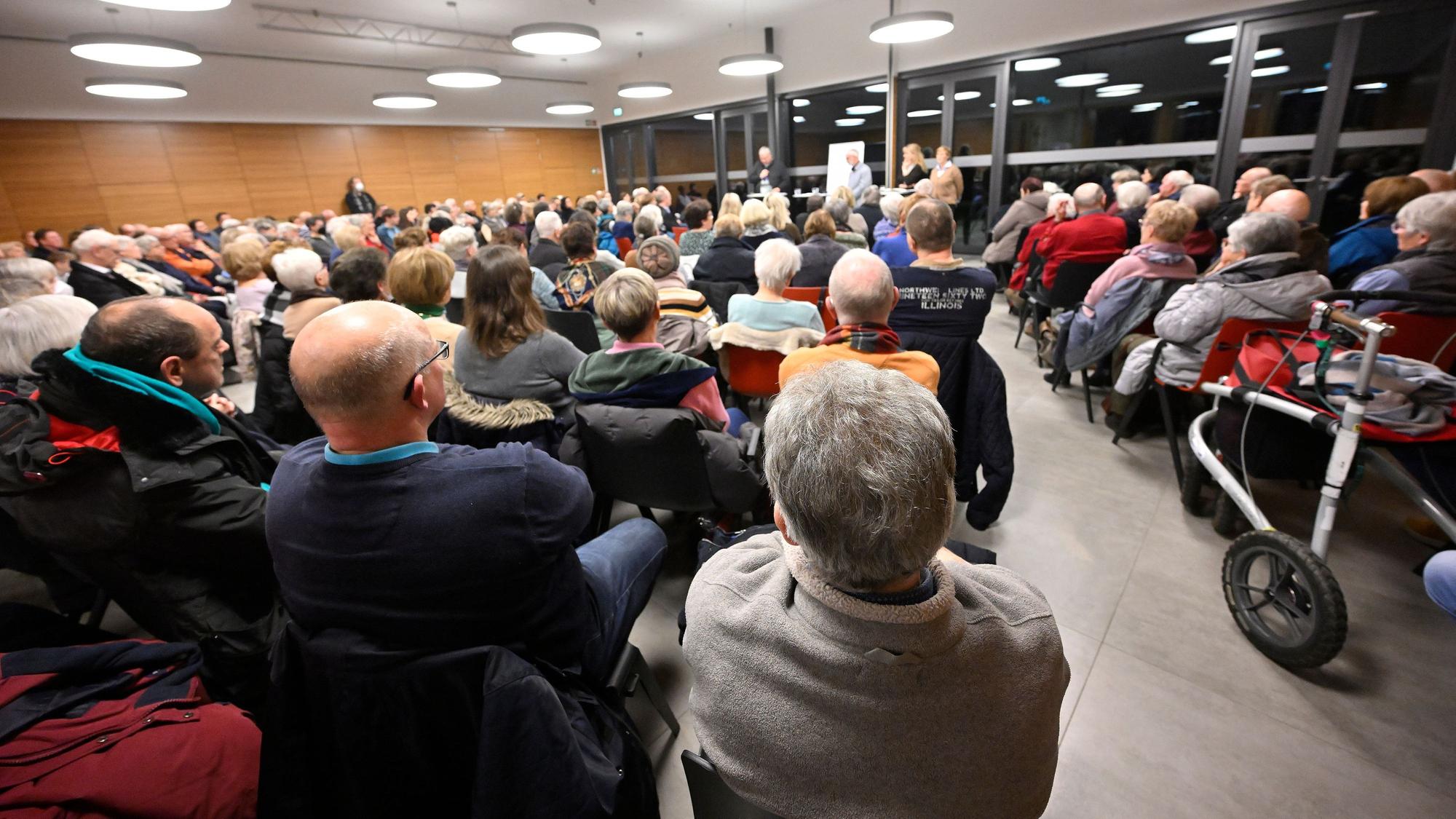 Volles Haus bei der Pfarrversammlung in St. Johann Baptist in Bergisch Gladbach-Refrath.