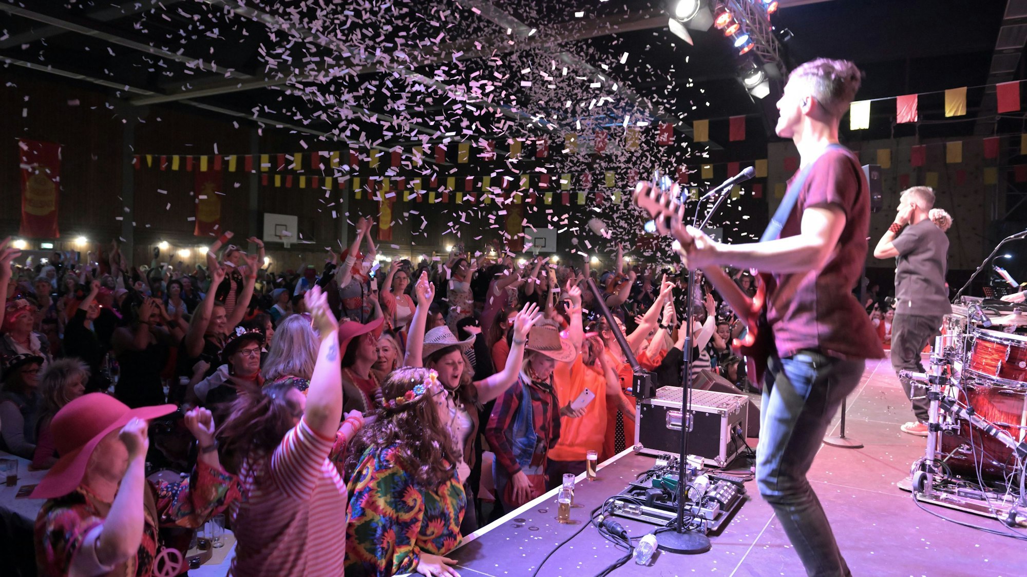 Ausgelassene Stimmung in der Sülztalhalle von Kürten, wie hier beim Auftritt von Kasalla beim Hausfrauennachmittag der Dürscheder Mellsäck.