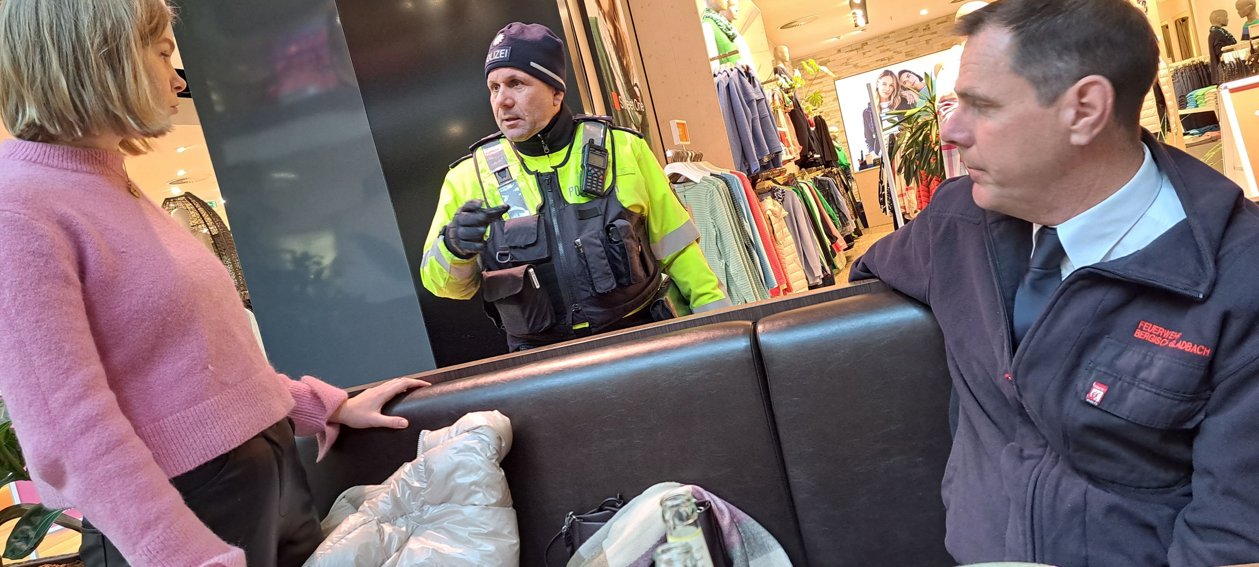 Alina Saraniuk aus Butscha, Ulrich Gürster und Jörg Köhler, Leiter Feuerwehr Bergisch Gladbach, unterhalten sich.