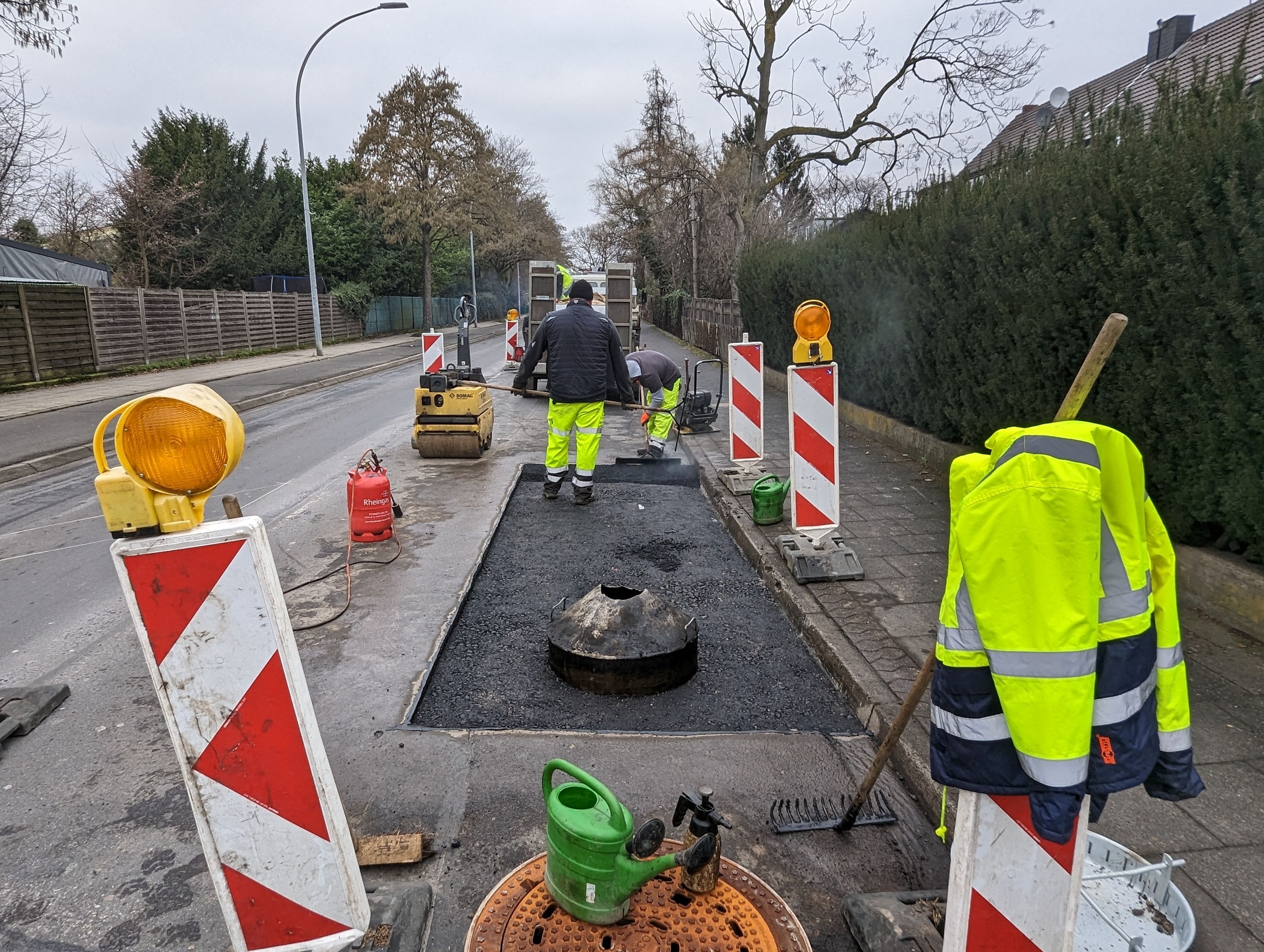 Die Kanalbaustelle auf der Horbeller Straße mit halbseitiger Sperrung.