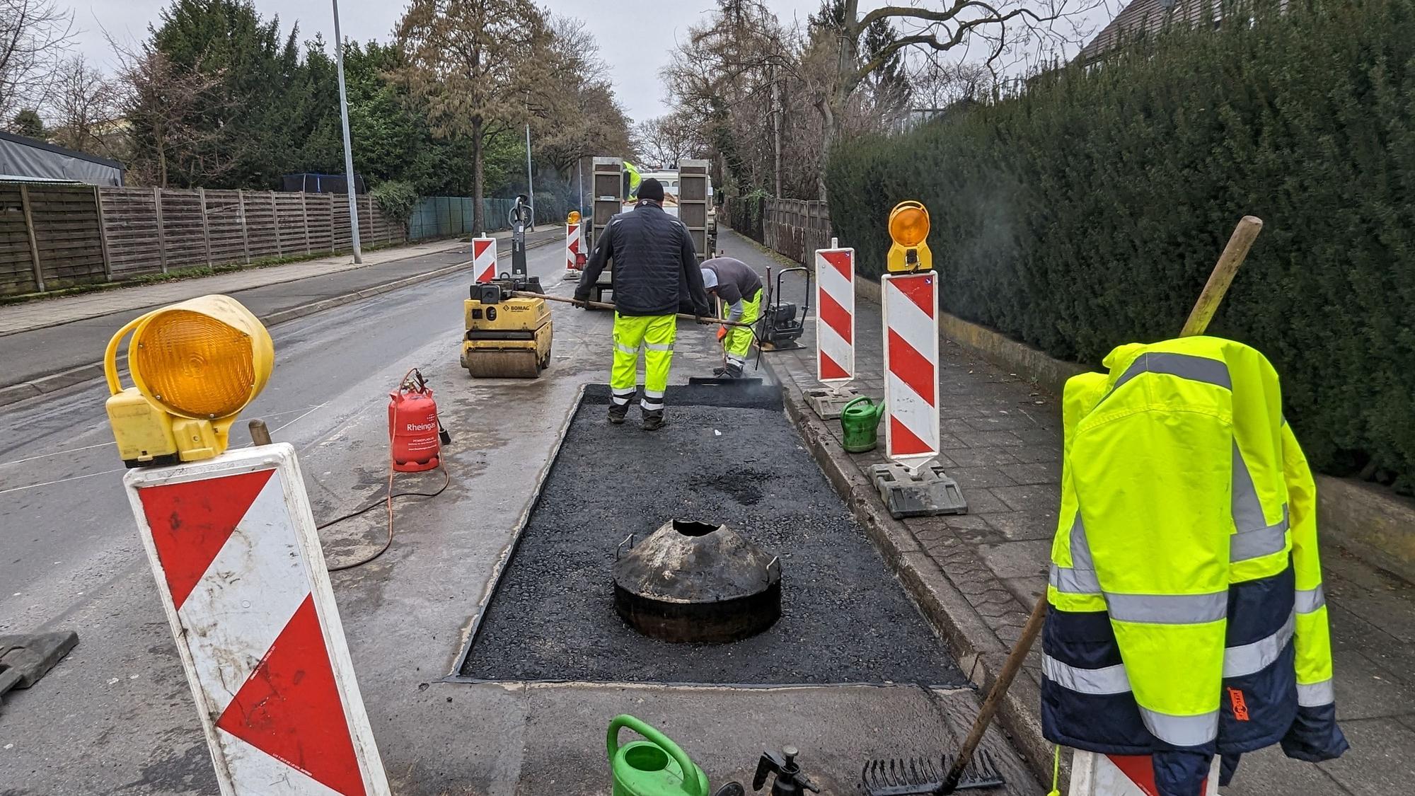Die Kanalbaustelle auf der Horbeller Straße mit halbseitiger Sperrung.