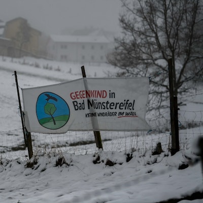 Auf Banner auf einem schneebedeckten Feld ist zu lesen Gegenwind in Bad Münstereifel.