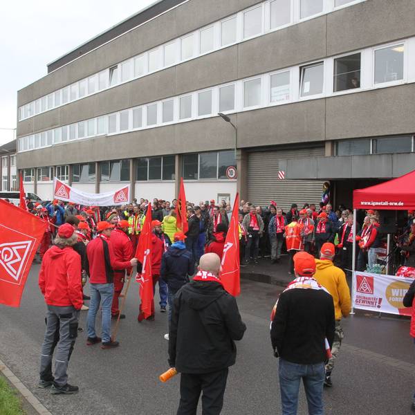 Mit Warnstreiks kämpfen Beschäftigte und Gewerkschaft für einen Erhalt des ZF-Werks. Doch auch auf den Fall der Schließung will die Gemeindeverwaltung vorbereitet sein.