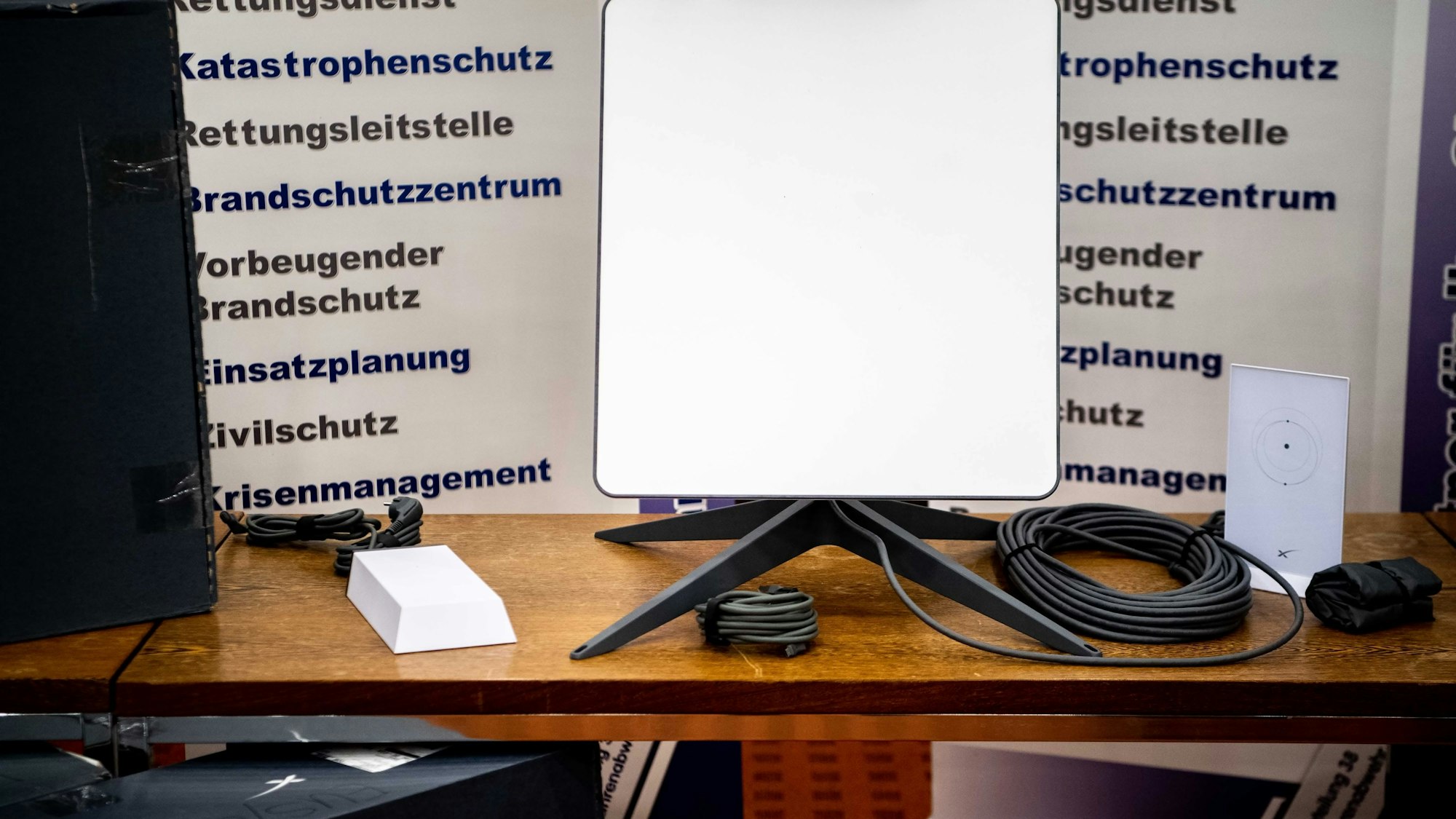 Kleiner als eine Sat-Schüssel ist das Starlink-System, das aus einem Empfänger und zwei Netzwerkkabeln besteht.