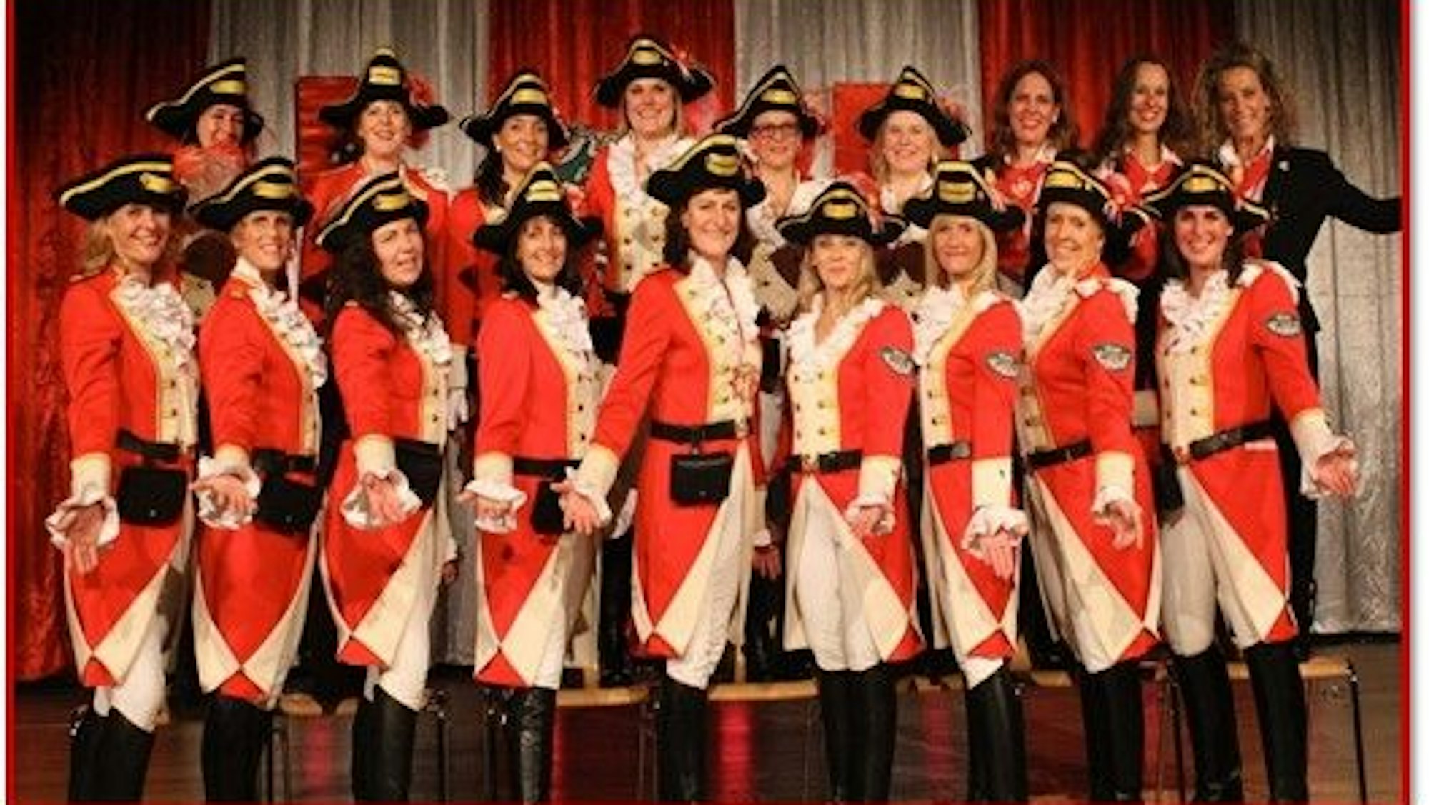 Die Amazonen stehen in ihren Uniformen in zwei Reihen aufgereiht.