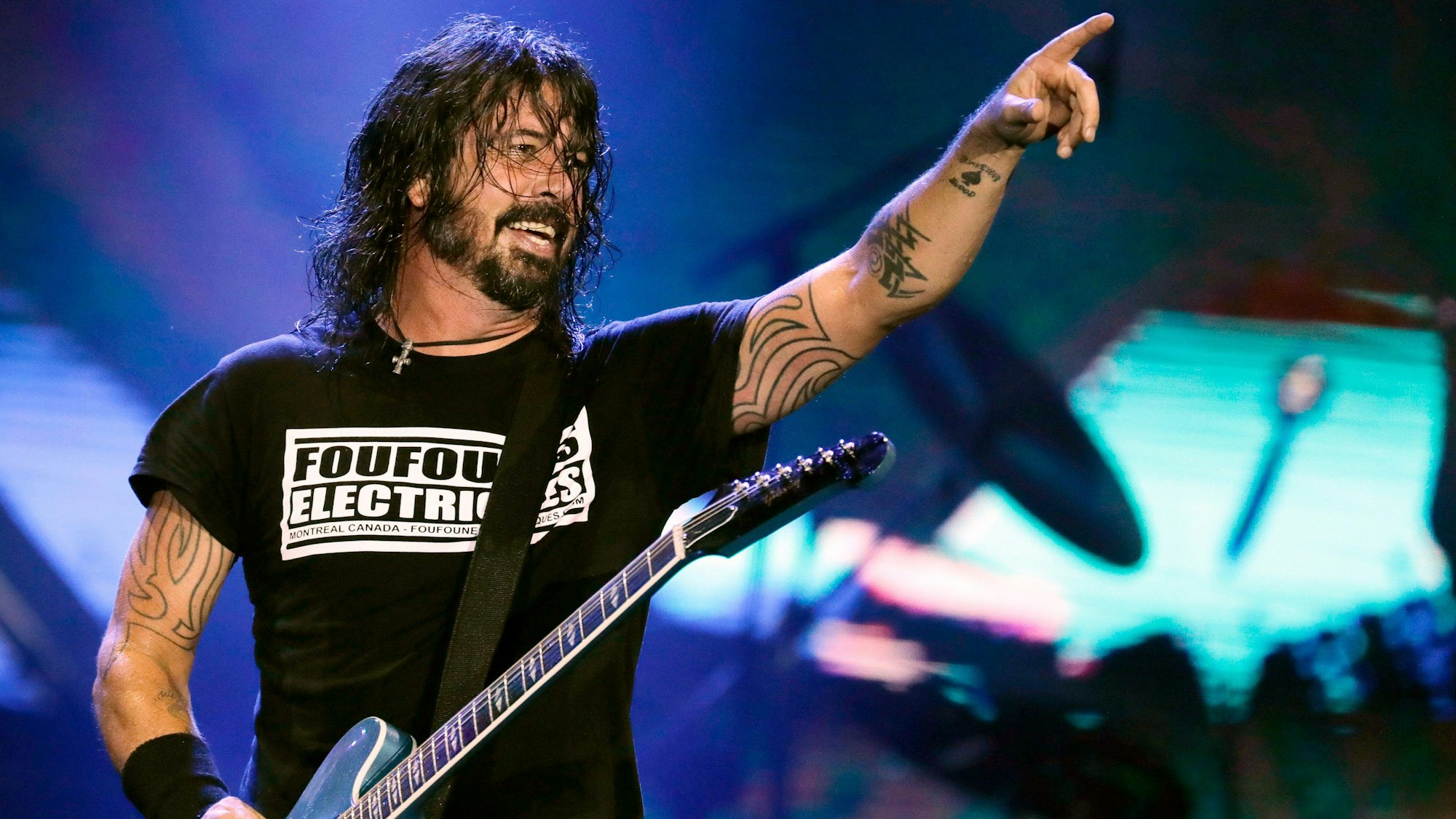 Dave Grohl, Frontmann der US-Band Foo Fighters, zeigt bei einem Konzert im September 2019 in die Menge.