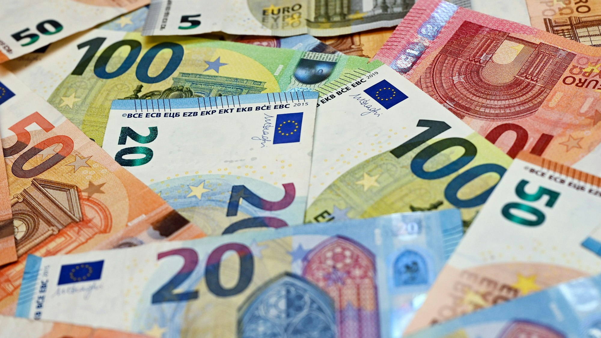 Eurobanknoten liegen auf einem Tisch.