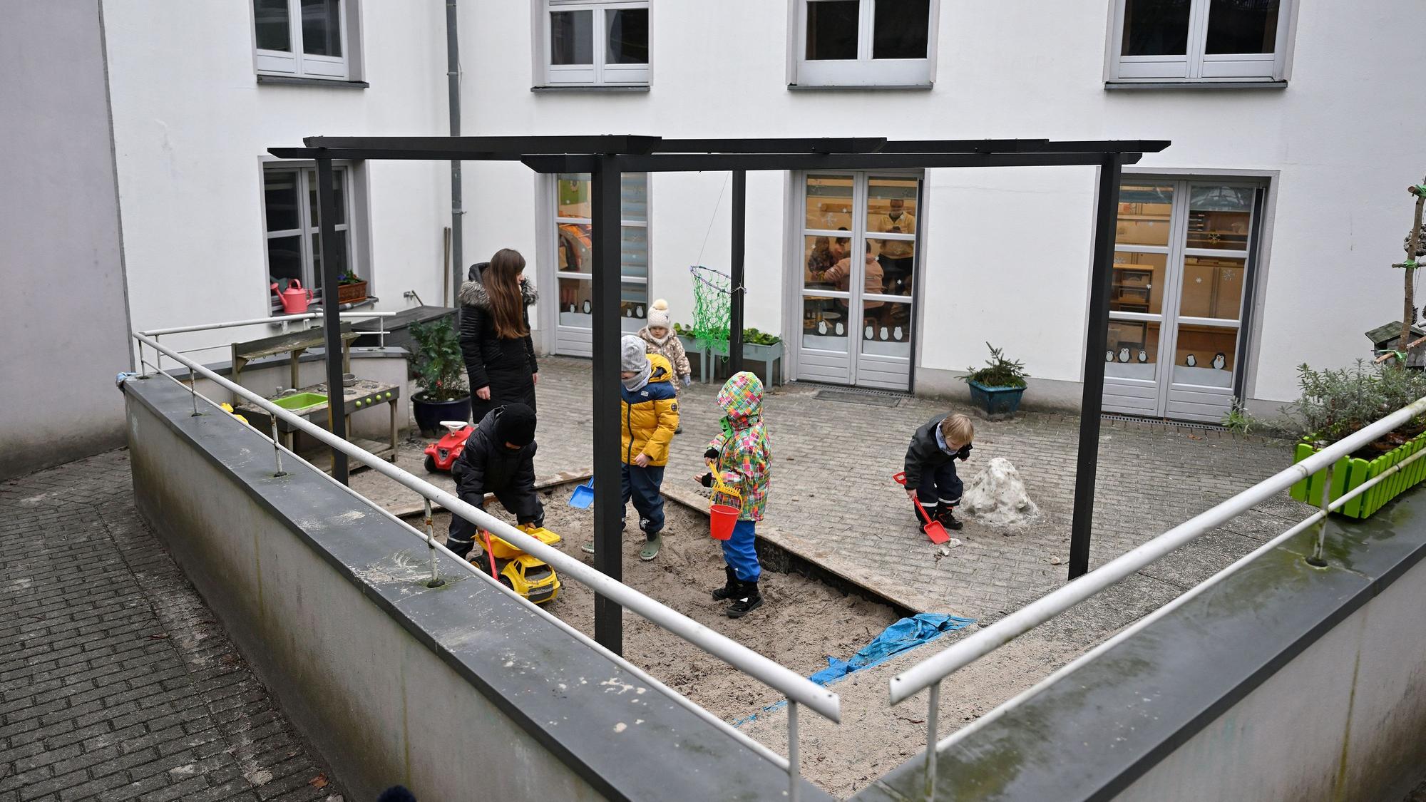 Auf dem Hof der Kita spielen Kinder.