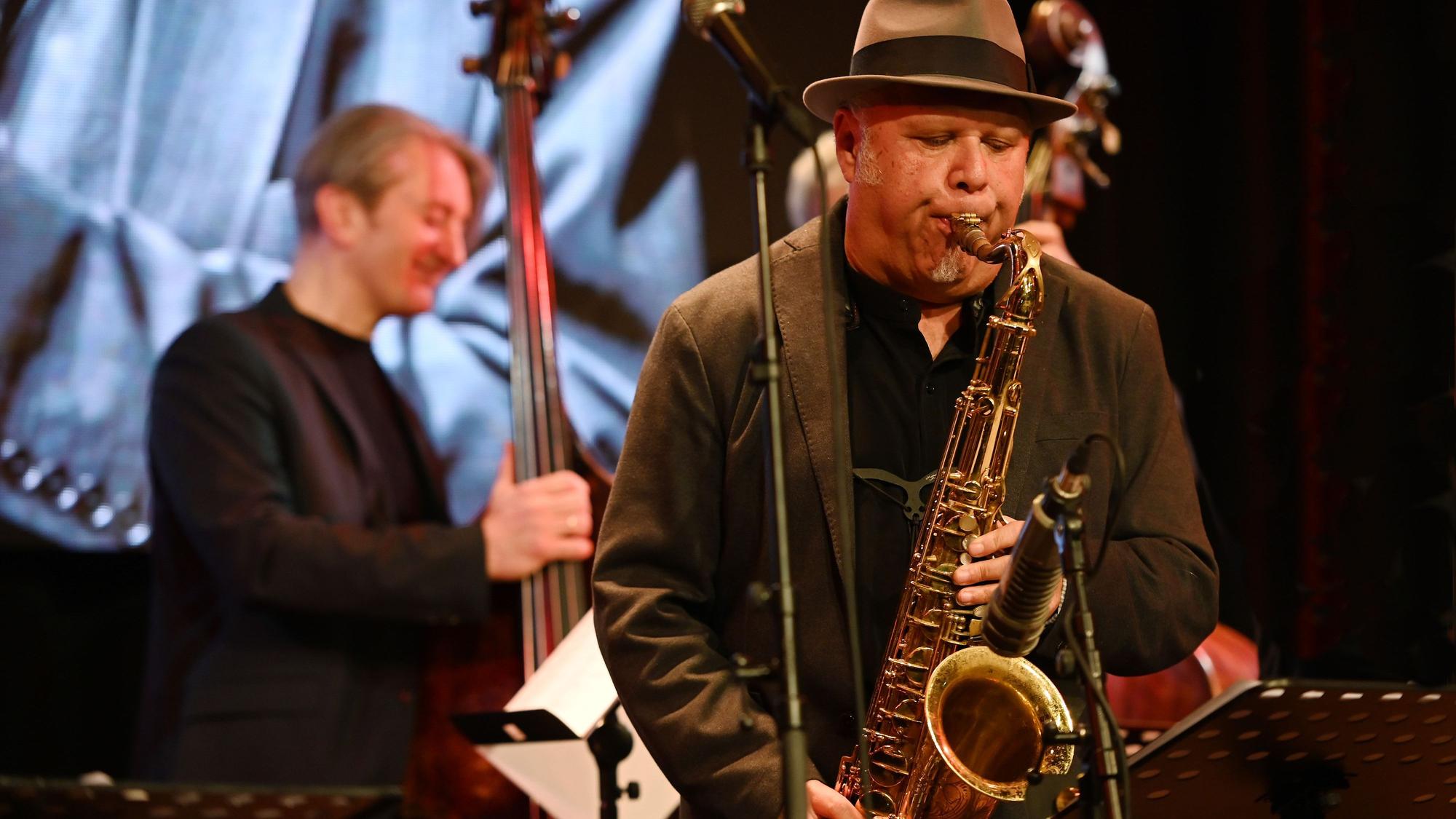 Saxophonist Tony Lakatos beim Konzert im Stadtgarten.