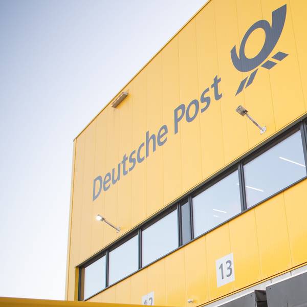 Das Logo der Deutschen Post ist auf einem Brief- und Paketzentrum zu sehen. (Symbolbild)