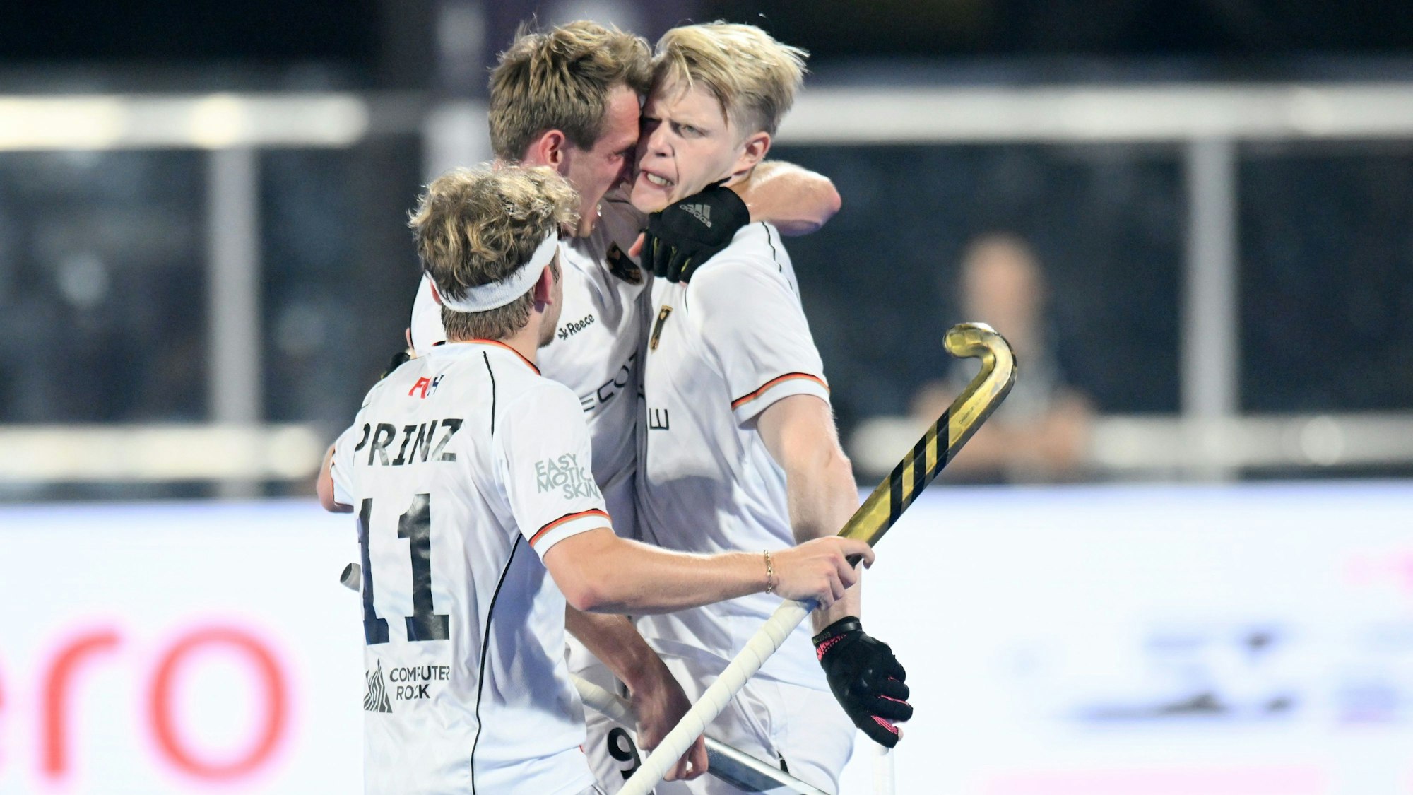 25.01.2023, Indien, Bhubaneswar: Hockey, Herren, WM, England - Deutschland, Viertelfinale: Tom Grambusch (r) jubelt mit Mannschaftskameraden nachdem er das 2:2 geschossen hat. Foto: Frank Uijlenbroek/WORLDSPORTPICS/dpa +++ dpa-Bildfunk +++