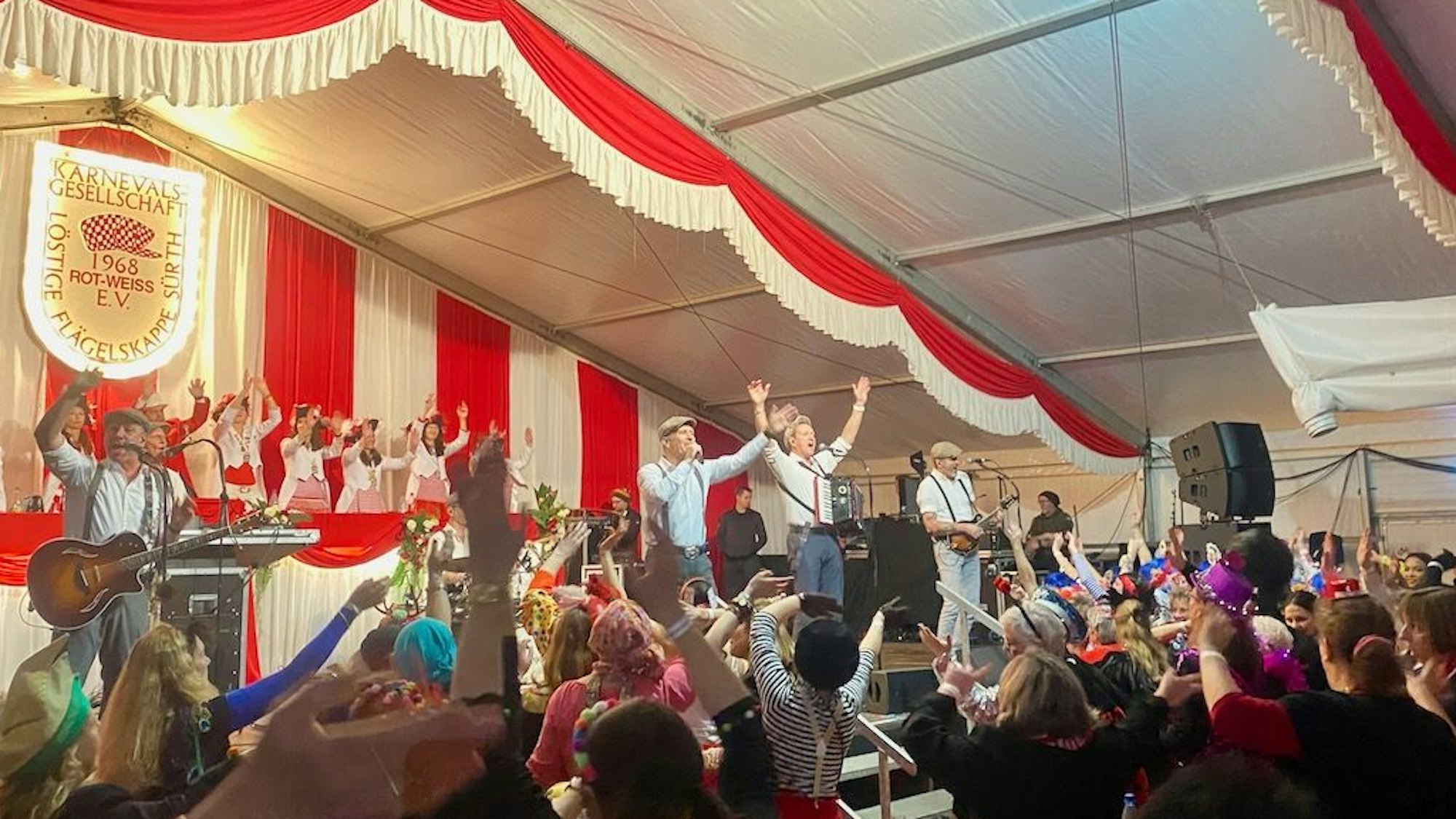 Mädchersitzung in Sürth im beheizten Festzelt mit Domstürmer und Klüngelköpp