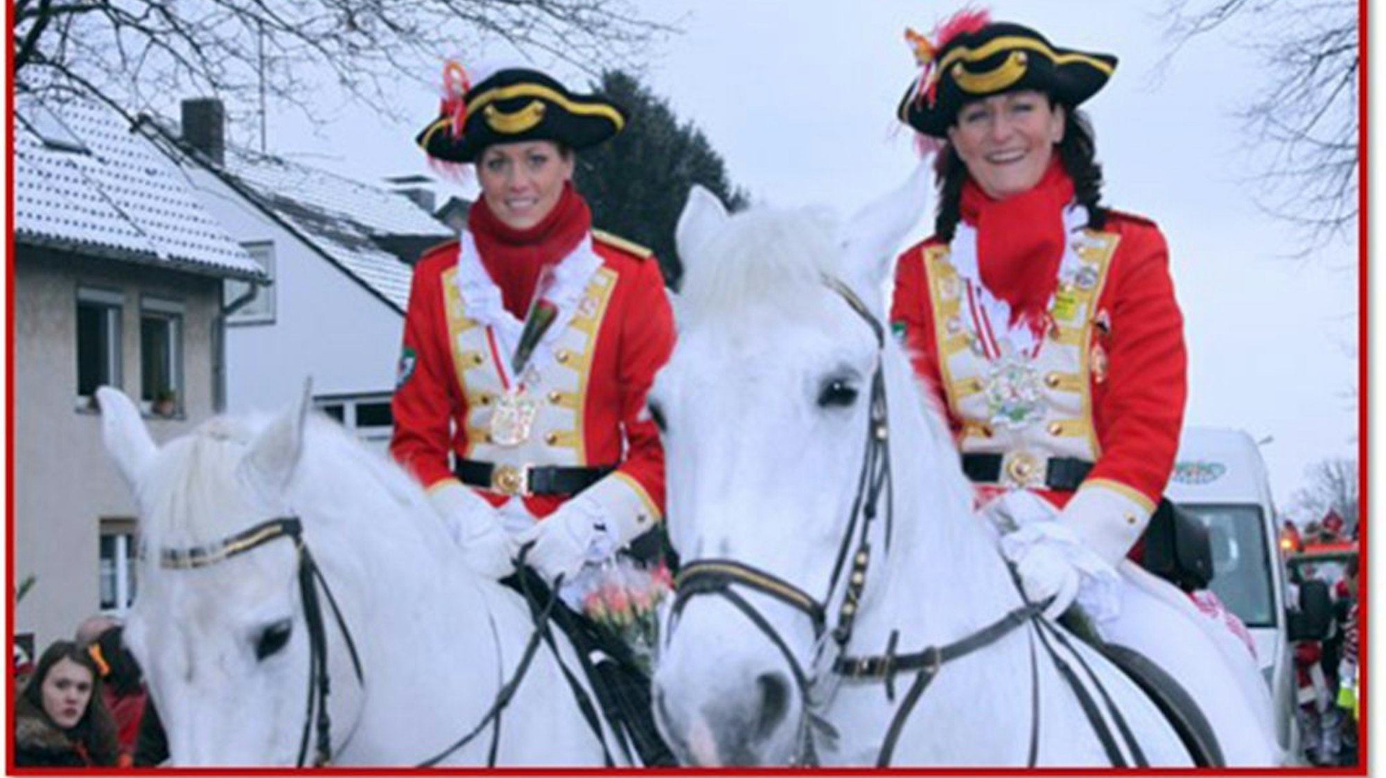 Angela Wallraf und Tochter Anne sitzen 2010 beim Karnevalszug in Bensberg auf einem Pferd.
