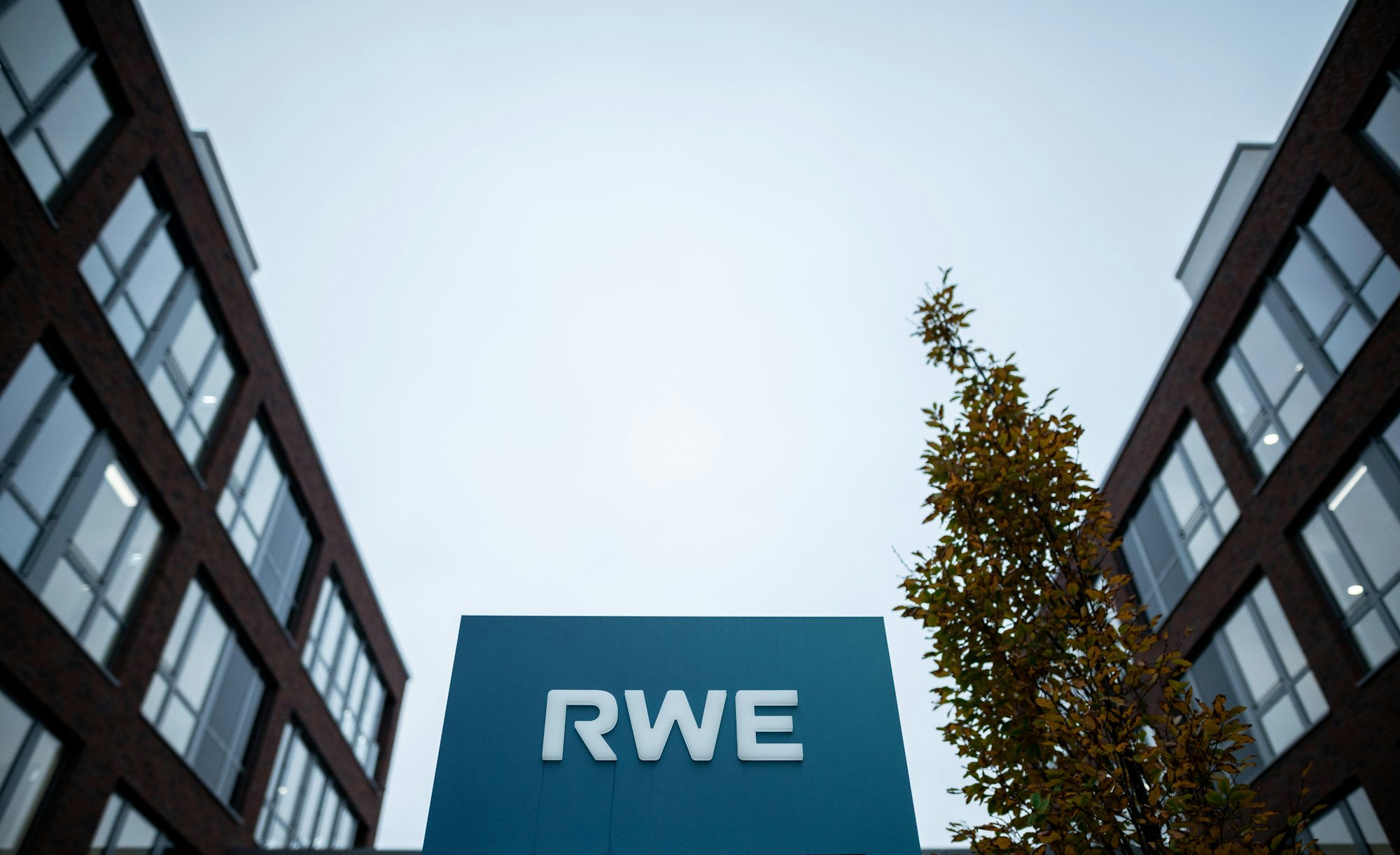 Am Eingang des RWE-Campus ist ein Schild mit dem Logo des Konzerns zu sehen.