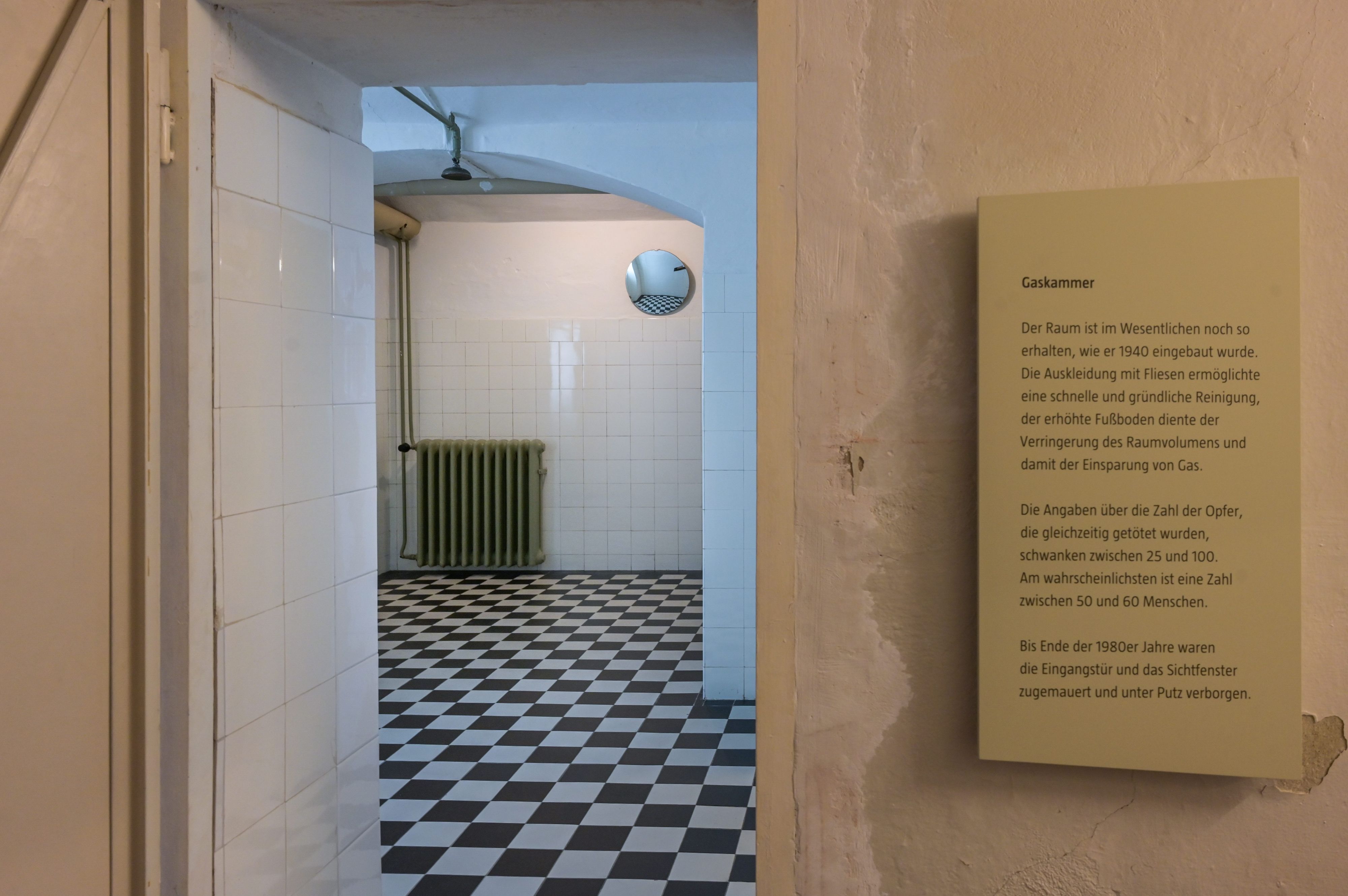 Man sieht den Eingang zur Gaskammer in der ehemaligen Tötungsanstalt Bernburg.