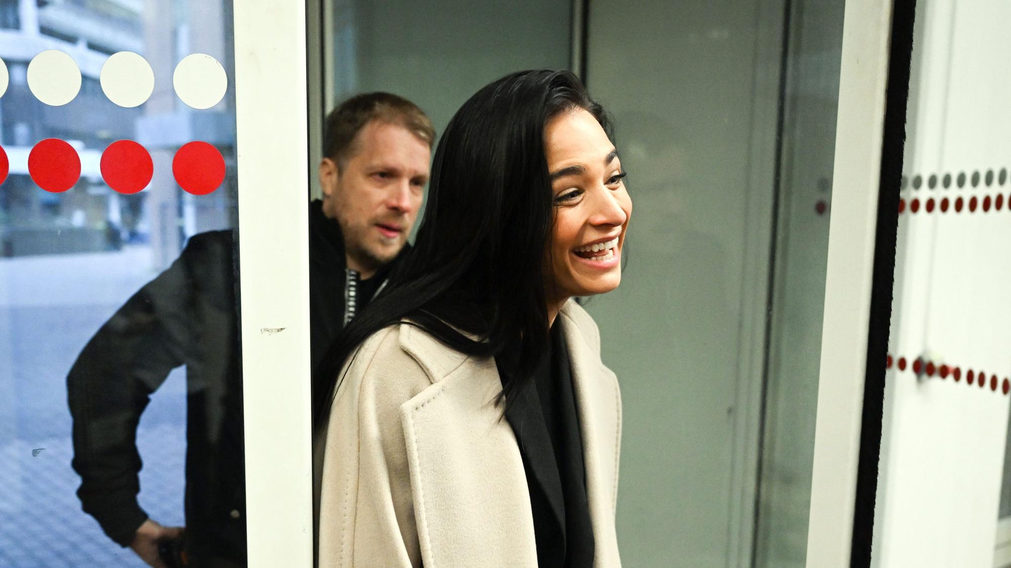 25.01.2023, Nordrhein-Westfalen, Köln: Oliver und Amira Pocher (r) kommen in das Amtsgericht in Köln. In einem Prozess um einen Einbruch wird das prominente Fernsehen-Paar im Zeugenstand des Kölner Amtsgerichts erwartet.
