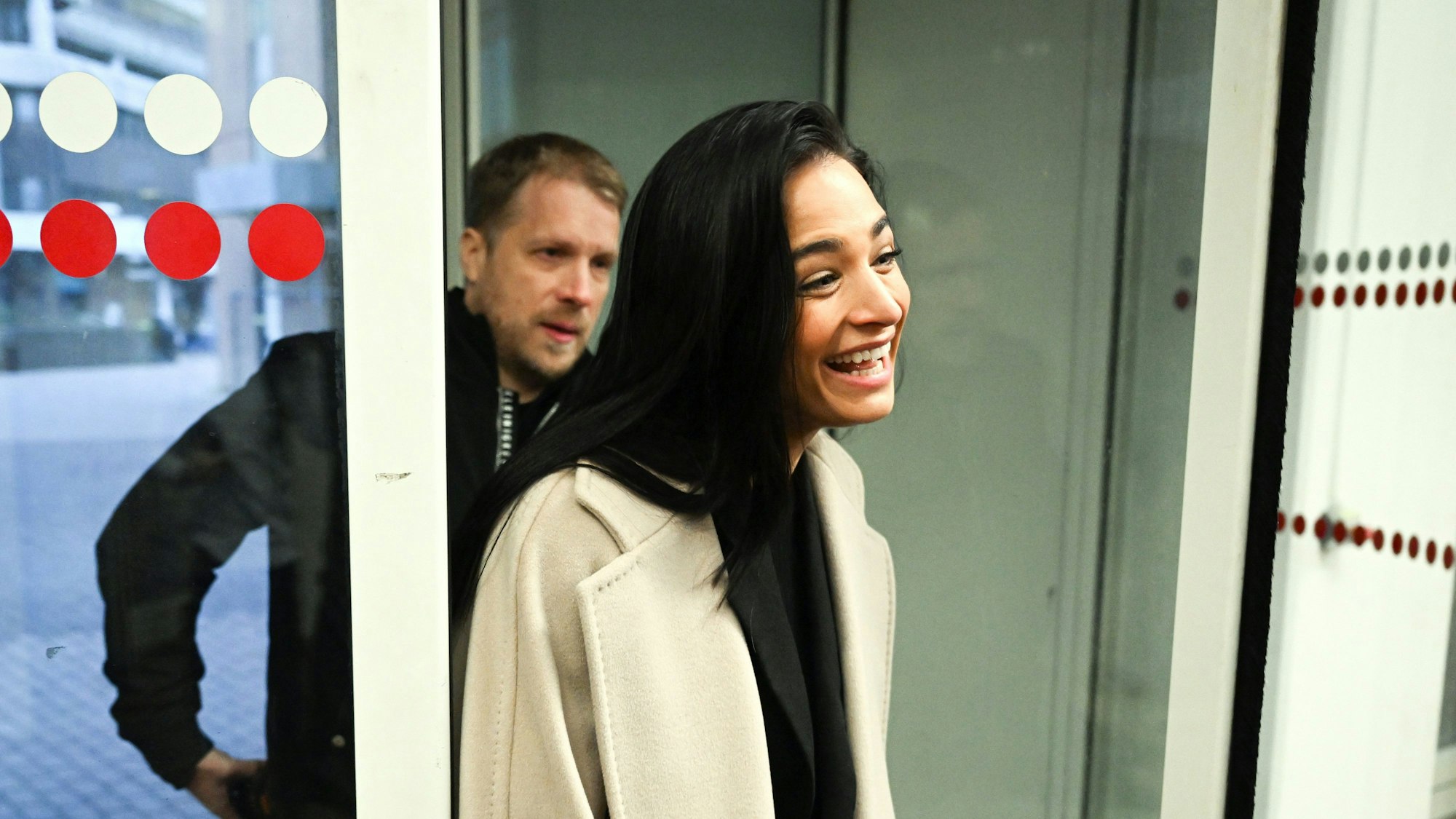 25.01.2023, Nordrhein-Westfalen, Köln: Oliver und Amira Pocher (r) kommen in das Amtsgericht in Köln. In einem Prozess um einen Einbruch wird das prominente Fernsehen-Paar im Zeugenstand des Kölner Amtsgerichts erwartet.