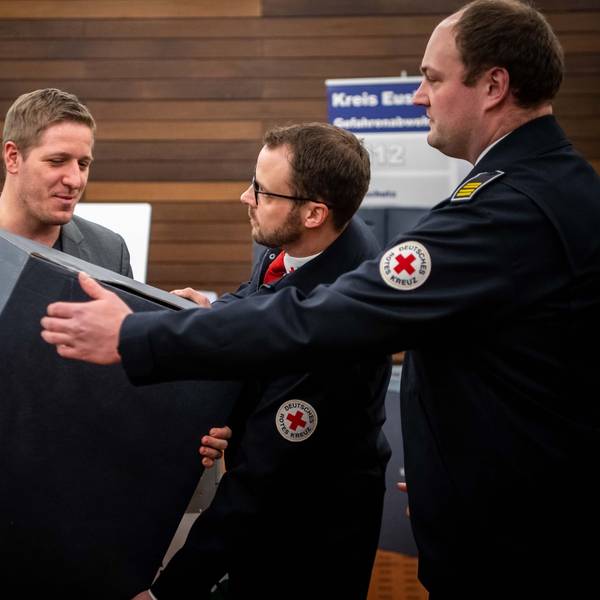 Landrat Markus Ramers (l.) überreicht die Satellitensysteme an die Kommunen und Hilfsorganisationen, hier das DRK.