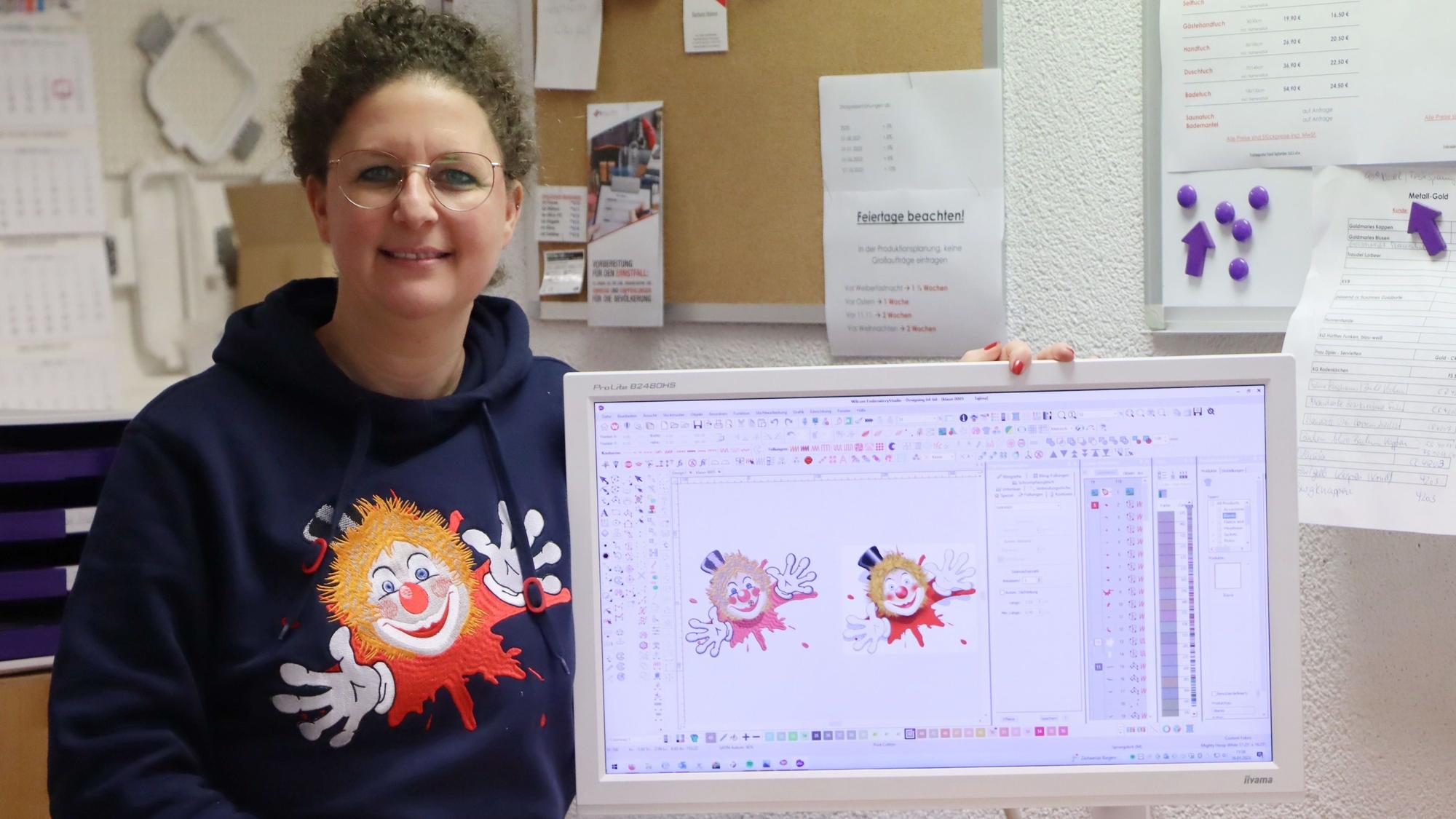 Rebecca Wolf zeigt eine Stickdatei auf ihrem Bildschirm. Der fertige Clown besteht aus 59.775 Stichen.