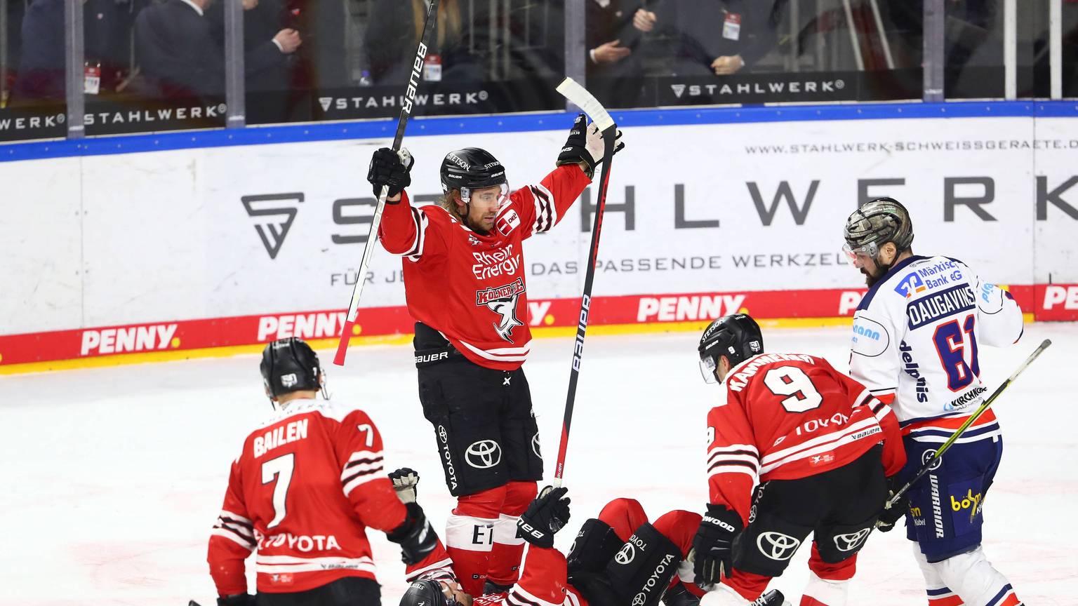 Die Kölner Haie feiern das Tor zum 3:3 gegen Iserlohn Roosters.