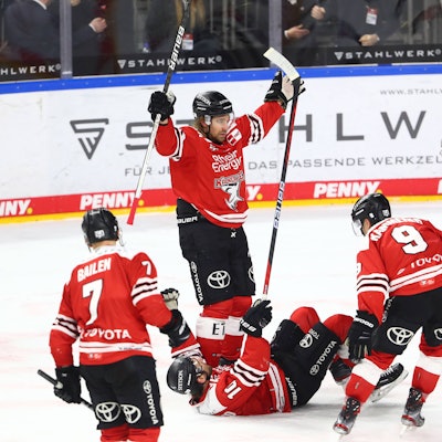 Die Kölner Haie feiern das Tor zum 3:3 gegen Iserlohn Roosters.