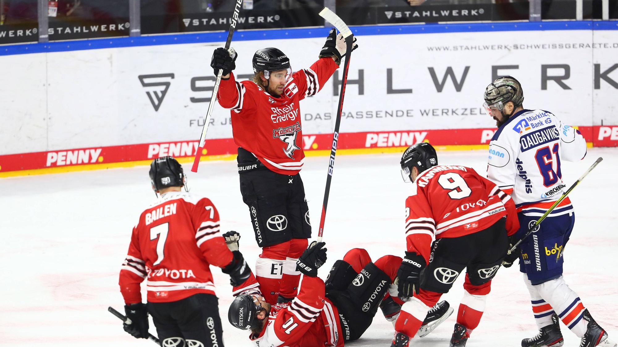 Die Kölner Haie feiern das Tor zum 3:3 gegen Iserlohn Roosters.