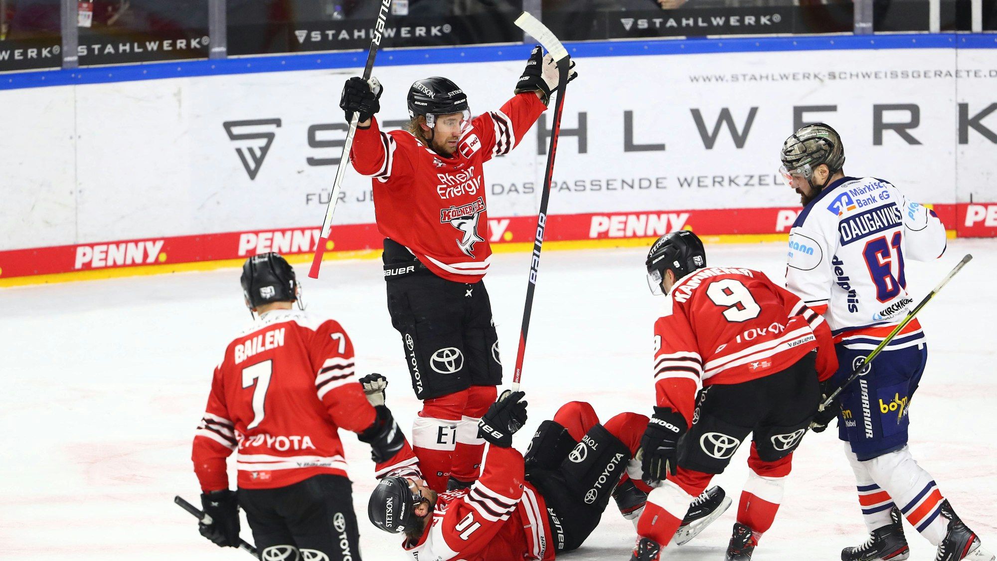 Die Kölner Haie feiern das Tor zum 3:3 gegen Iserlohn Roosters.