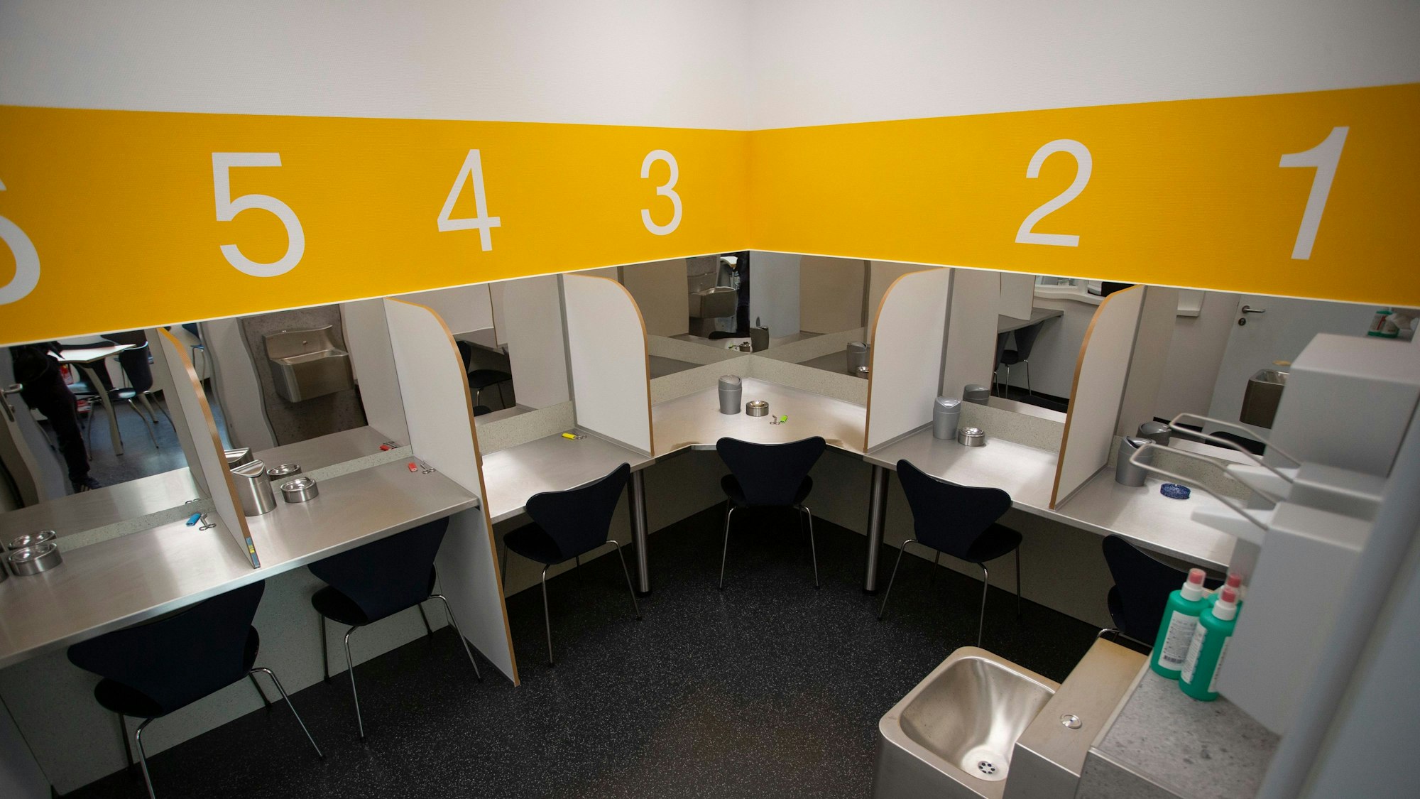 Blick in den im Mai 2022 eröffneten Drogenkonsumraum der Stadt Köln am Neumarkt, hier der Raum für den intravenösen Drogenkonsum.