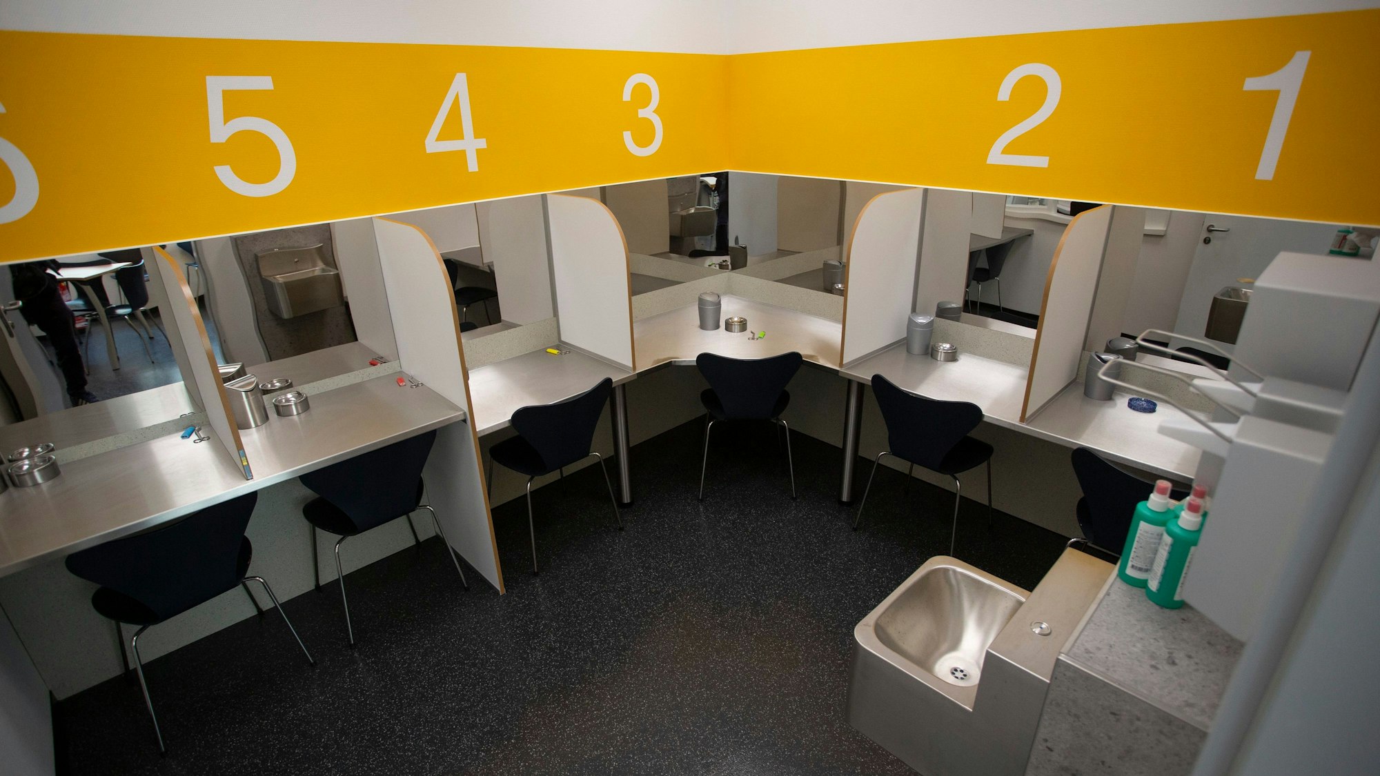 Im Drogenkonsumraum der Stadt Köln im Gesundheitsamt am Neumarkt können Suchtkranke unter hygienischen Bedingungen Drogen konsumieren.