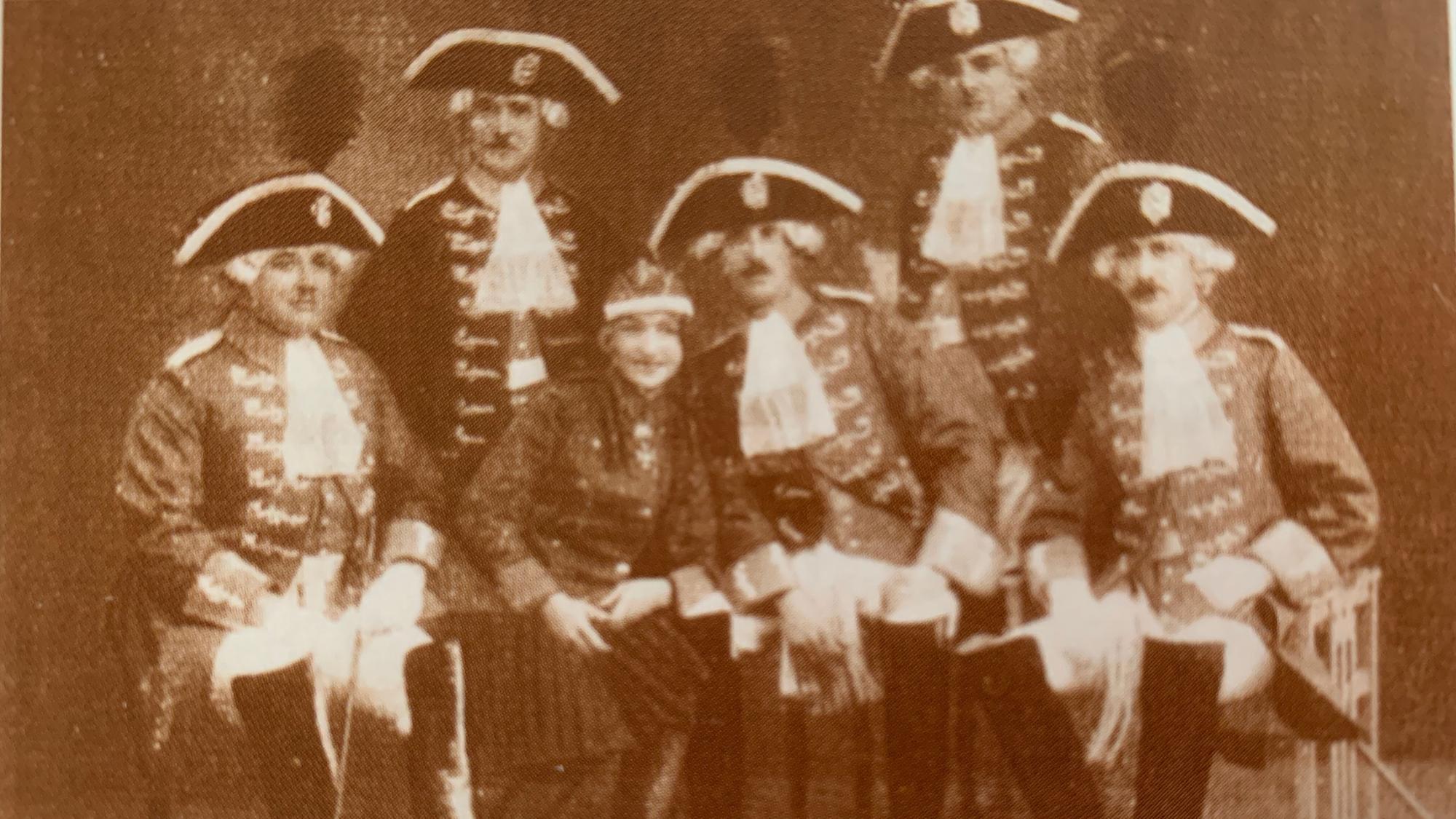 Ehrengarde 1924: Kläre Weiglein im Kreise ihrer Adjutanten.