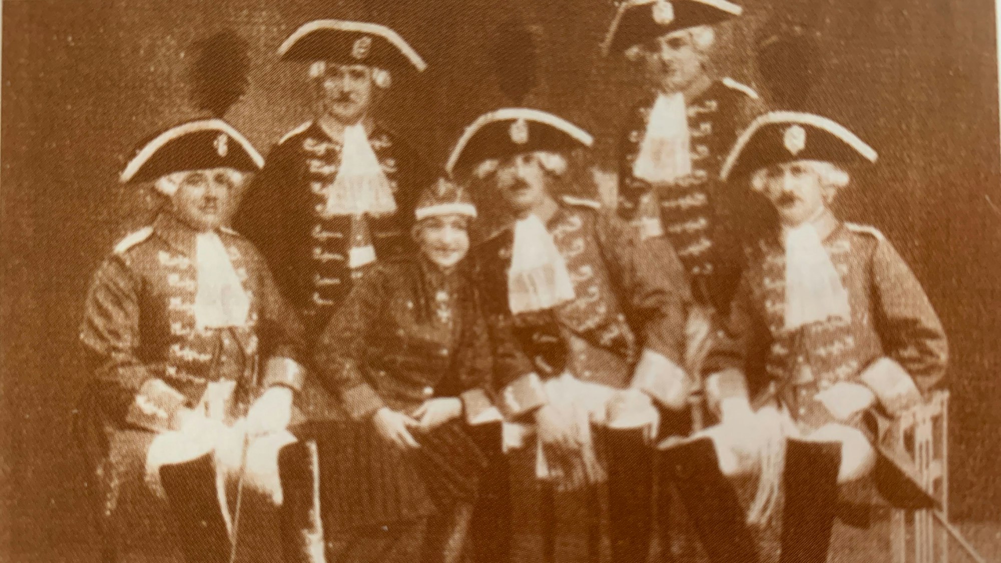 Ehrengarde 1924: Kläre Weiglein im Kreise ihrer Adjutanten.