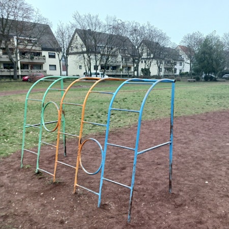 Der Bolzplatz in Siegburg Brückberg, Debatte um die Aufstellung von Eisenbahnwaggons für die Jugendarbei.