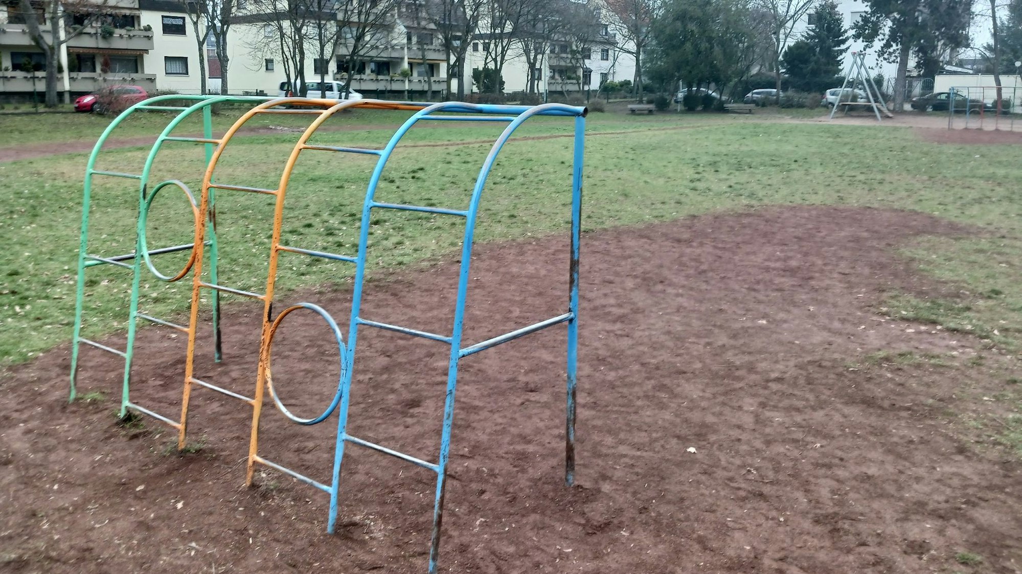 Der Bolzplatz in Siegburg Brückberg, Debatte um die Aufstellung von Eisenbahnwaggons für die Jugendarbei.
