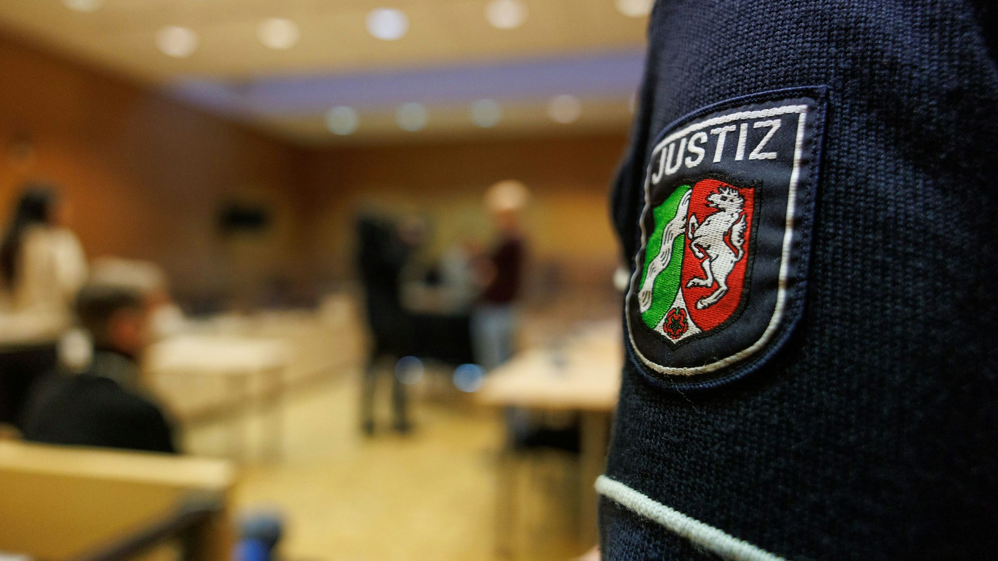 Ein Justizbeamter steht in einem Saal vom Landgericht Bielefeld.