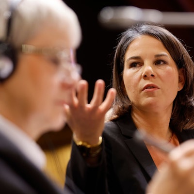 Die deutsche Bundesaußenministerin Annalena Baerbock (Grüne) gestikuliert während einer Versammlung. (Symbolbild)