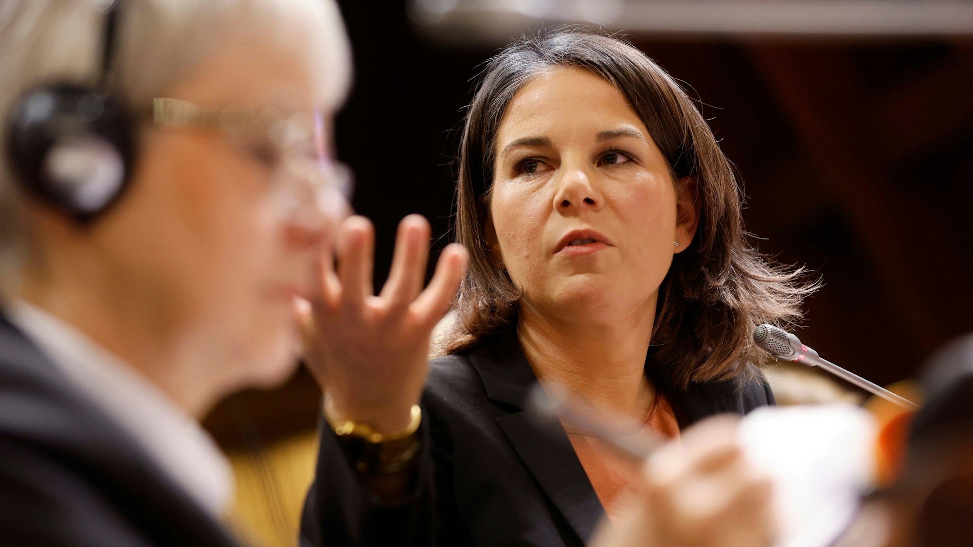 Die deutsche Bundesaußenministerin Annalena Baerbock (Grüne) gestikuliert während einer Versammlung. (Symbolbild)