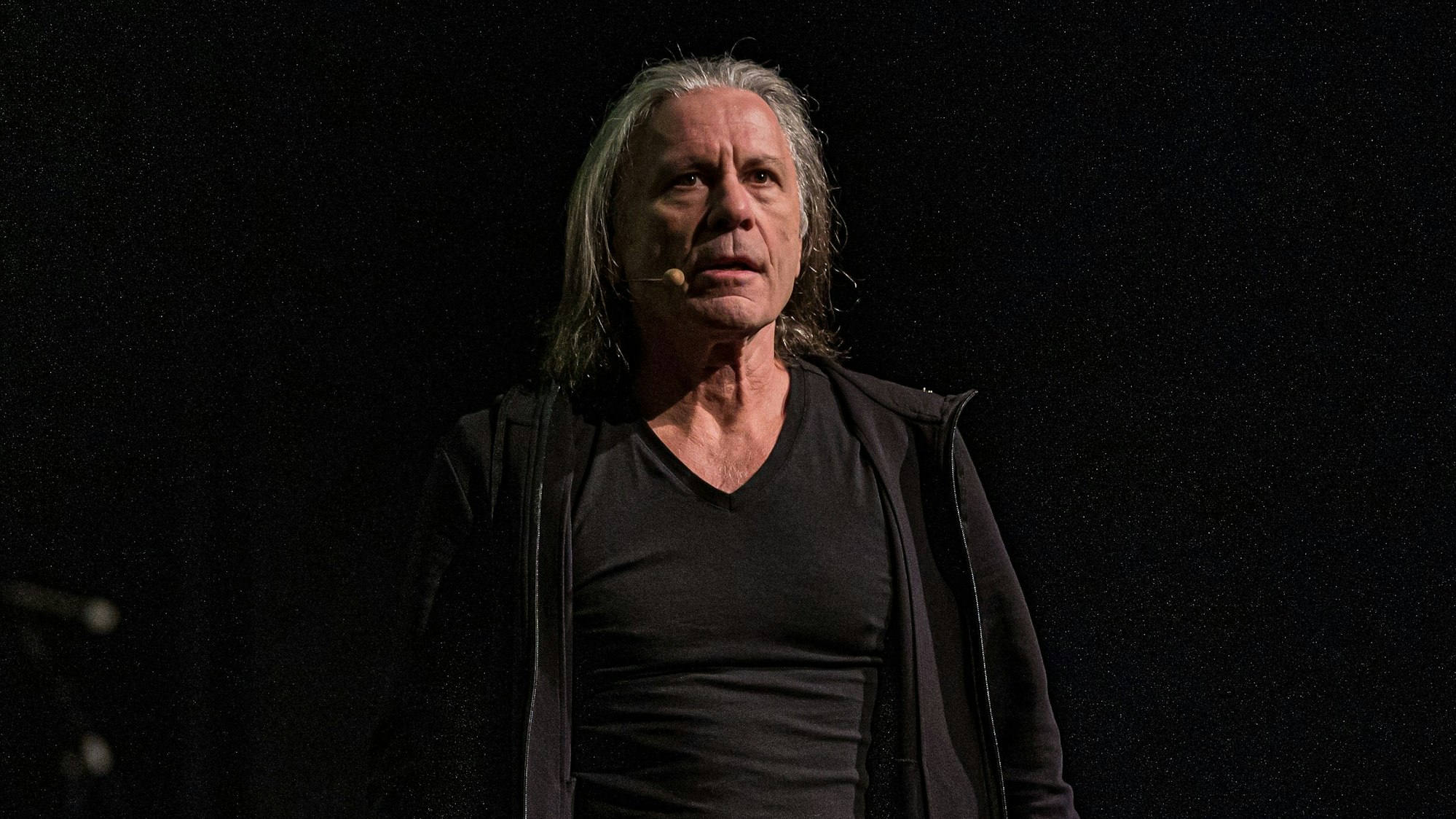 Bruce Dickinson liest.