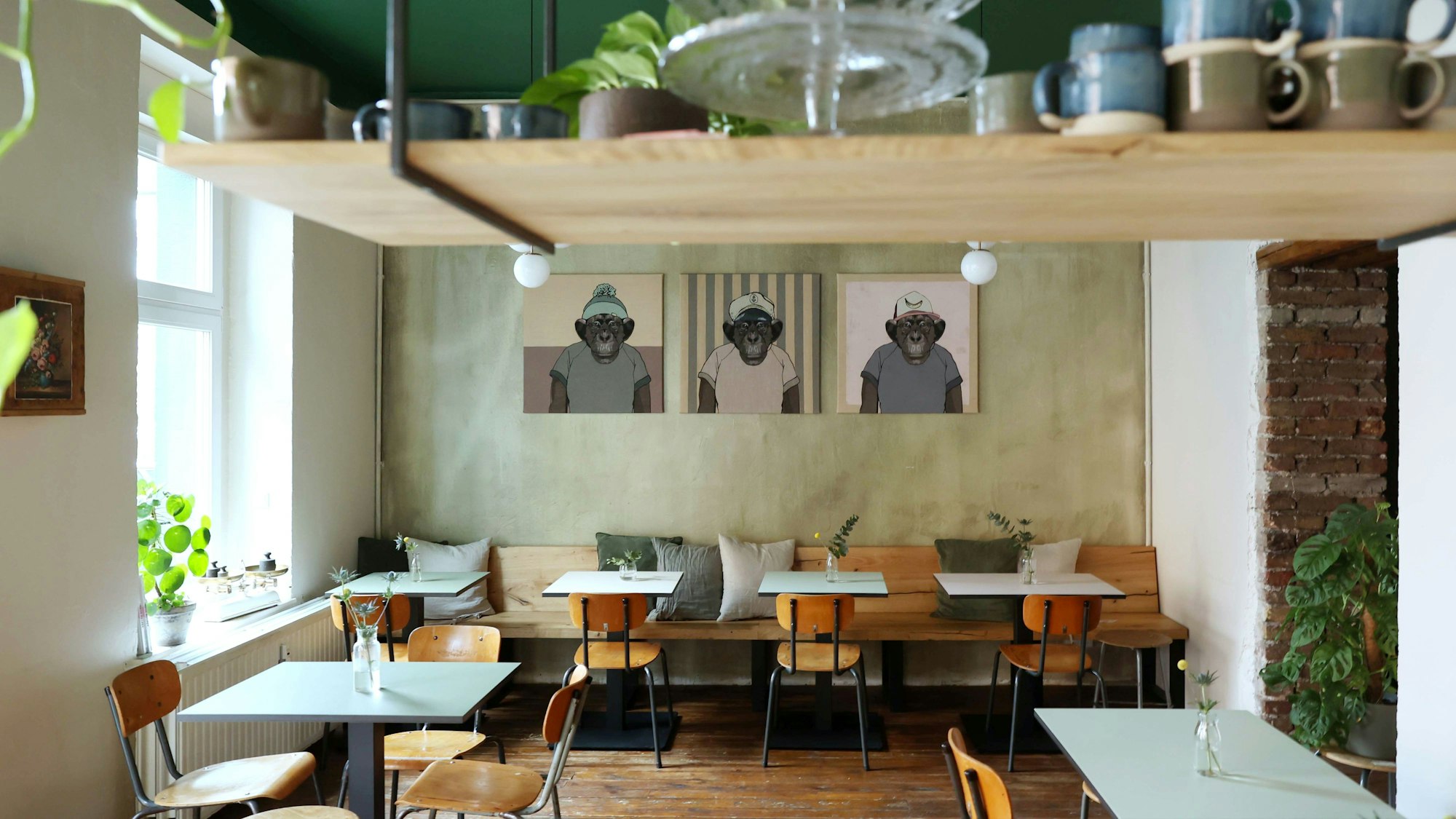 Das Café Lumos von innen, helle Wände, moderne Möbel und einige Pflanzen