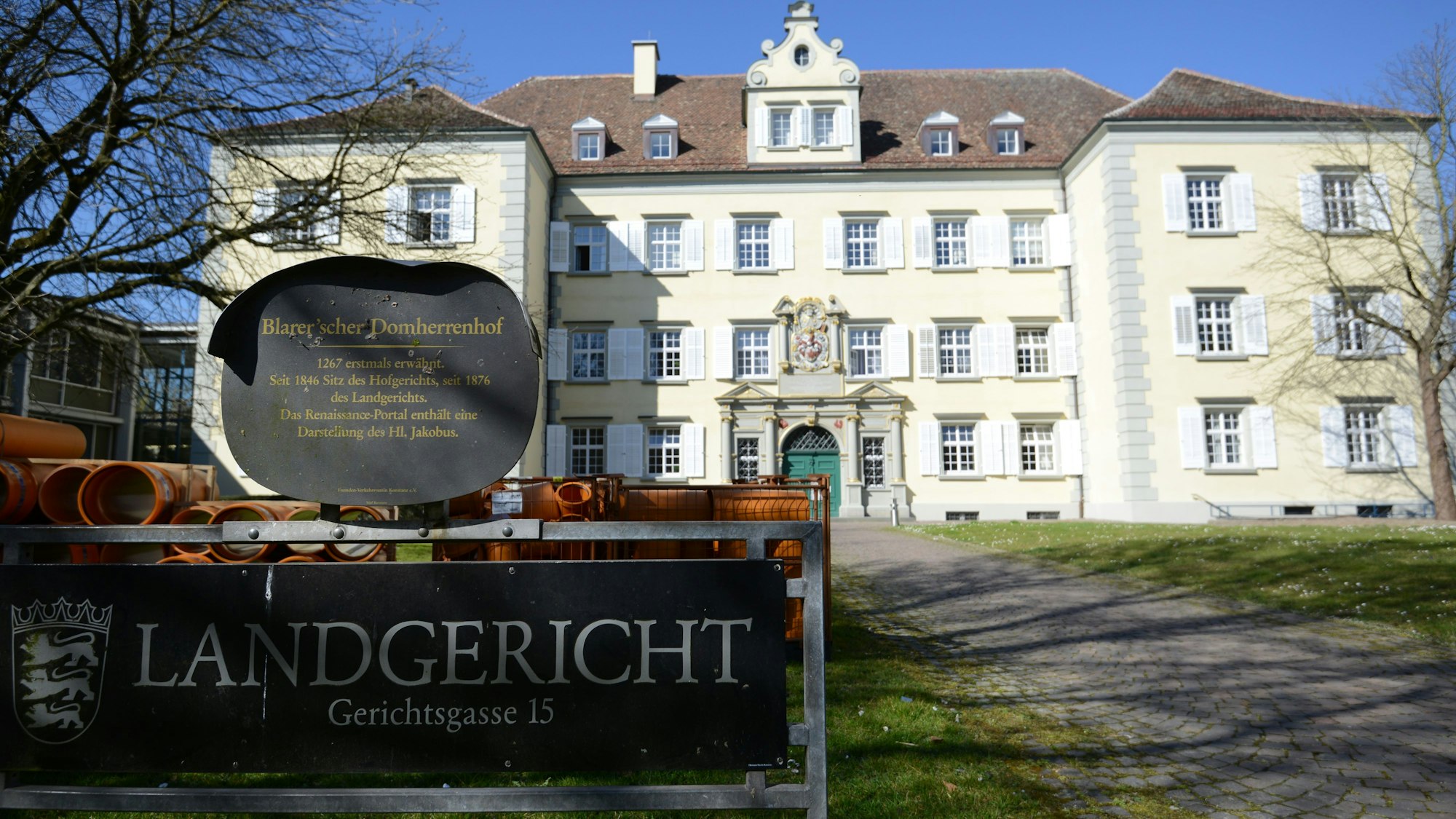Die Außenaufnahme zeigt das Landgericht in Konstanz am Bodensee.