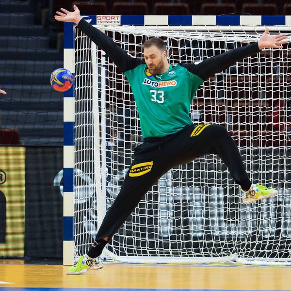 Frankreichs Ludovic Fabregas (l) im Duell mit Deutschlands Torwart Andreas Wolff.