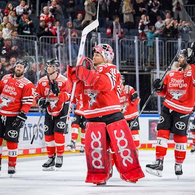 Eishockey Penny-DEL 45.Spieltag Kölner Haie - Bietigheim Steelers am 22.01.2023 in der Lanxess Arena in Köln Die Mannschaft der Kölner Haie auf der Ehrenrunde Gemäß den Vorgaben der DEL Deutsche Eishockey Liga ist die Publikation und Weiterverwertung der Aufnahmen in elektronischen Medien und Endgeräten aller Art während des laufenden Spiels nicht zulässig. ***
