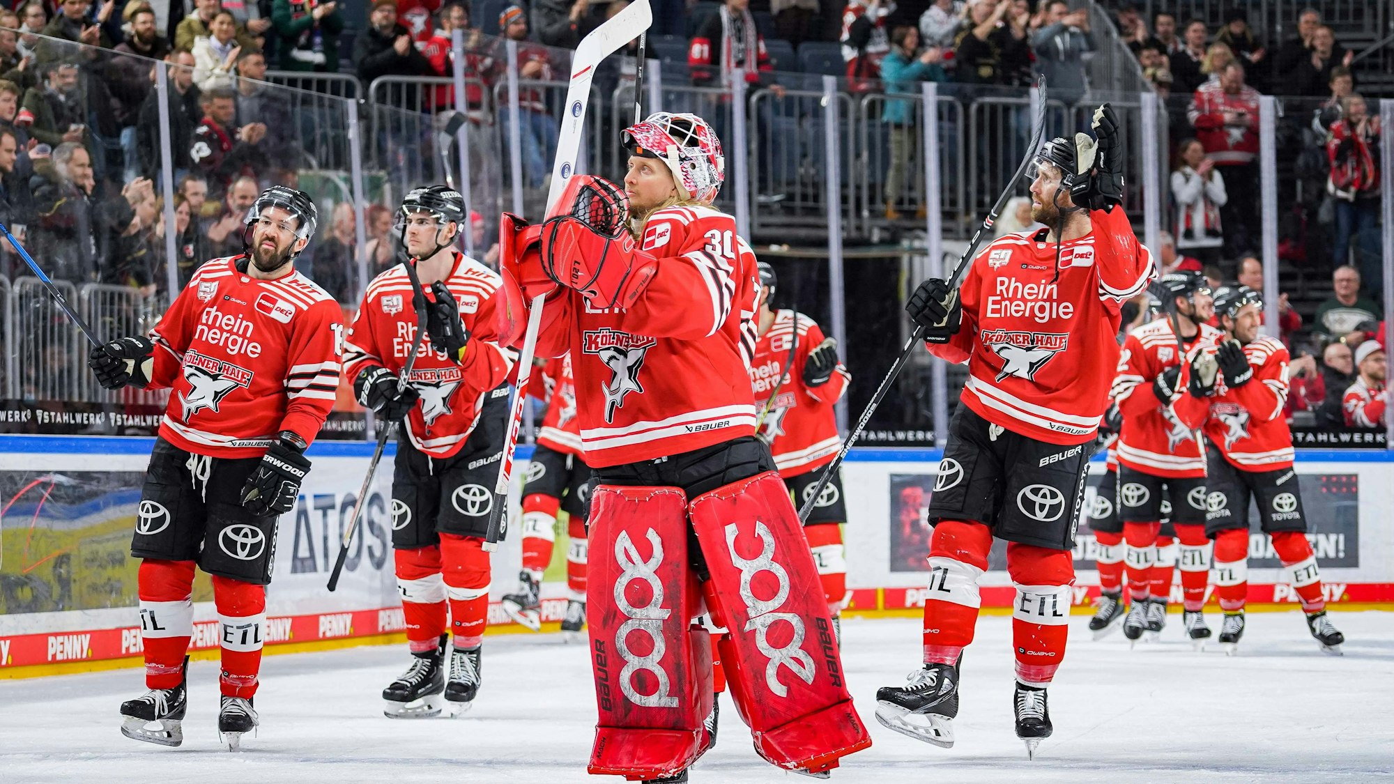 Eishockey Penny-DEL 45.Spieltag Kölner Haie - Bietigheim Steelers am 22.01.2023 in der Lanxess Arena in Köln Die Mannschaft der Kölner Haie auf der Ehrenrunde Gemäß den Vorgaben der DEL Deutsche Eishockey Liga ist die Publikation und Weiterverwertung der Aufnahmen in elektronischen Medien und Endgeräten aller Art während des laufenden Spiels nicht zulässig. ***