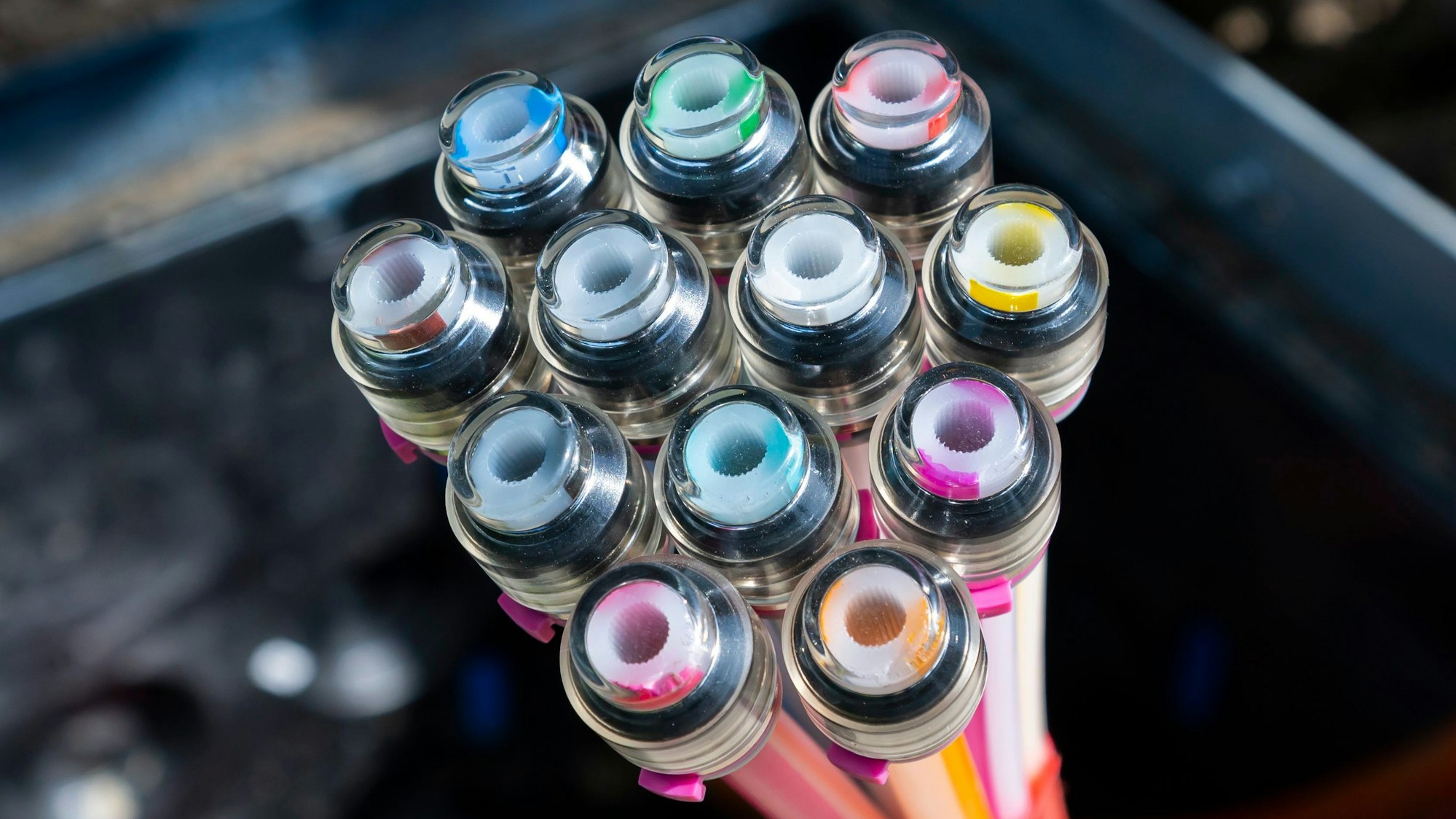 Das Ende eines Bündels Glasfaserkabel ist auf einer Baustelle zu sehen.