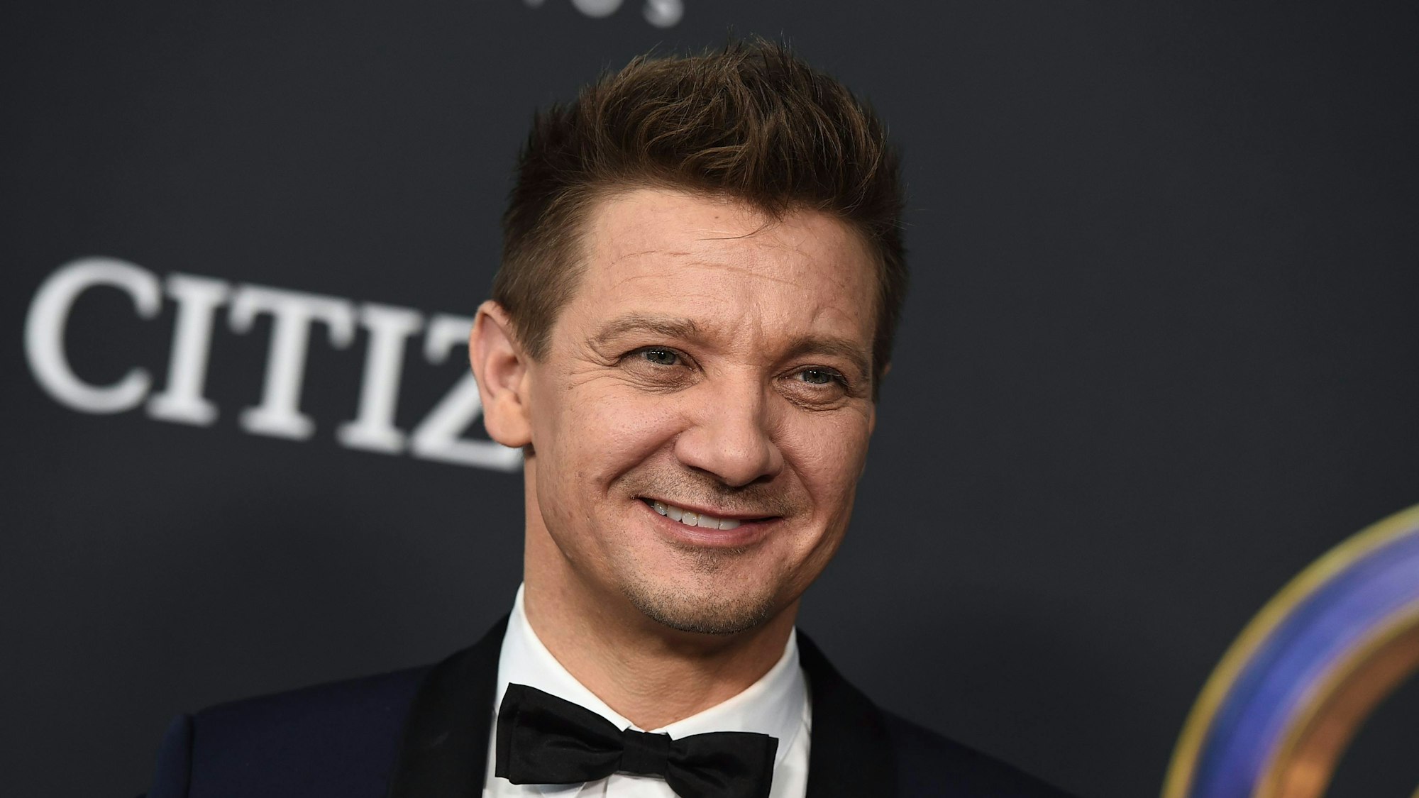 Hollywood-Star Jeremy Renner ist bei einem Unfall mit einem Schneepflug schwer verletzt worden. Nun wurden neue Details zu seinem Unfall bekannt. (Symbolbild)