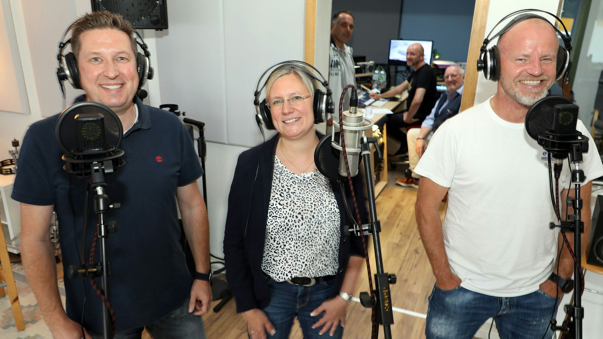 Im Tonstudio von Ralf Hahn (hinten Mitte, mit Prinzenführer Frank Mehren und Texte Martin Hardenacke) entstehen die Dreigestirnslieder.