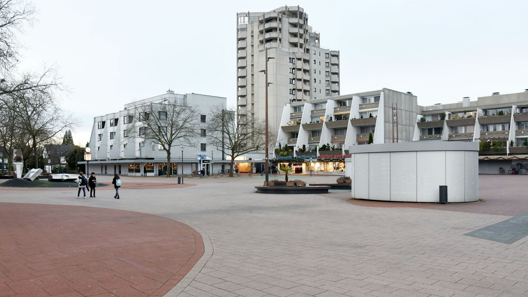 Das Foto zeigt den Balthasar-Neumann-Platz im Herzen von Brühl. Im Hintergrund ist das Seniorenheim von Convivo zu sehen.
