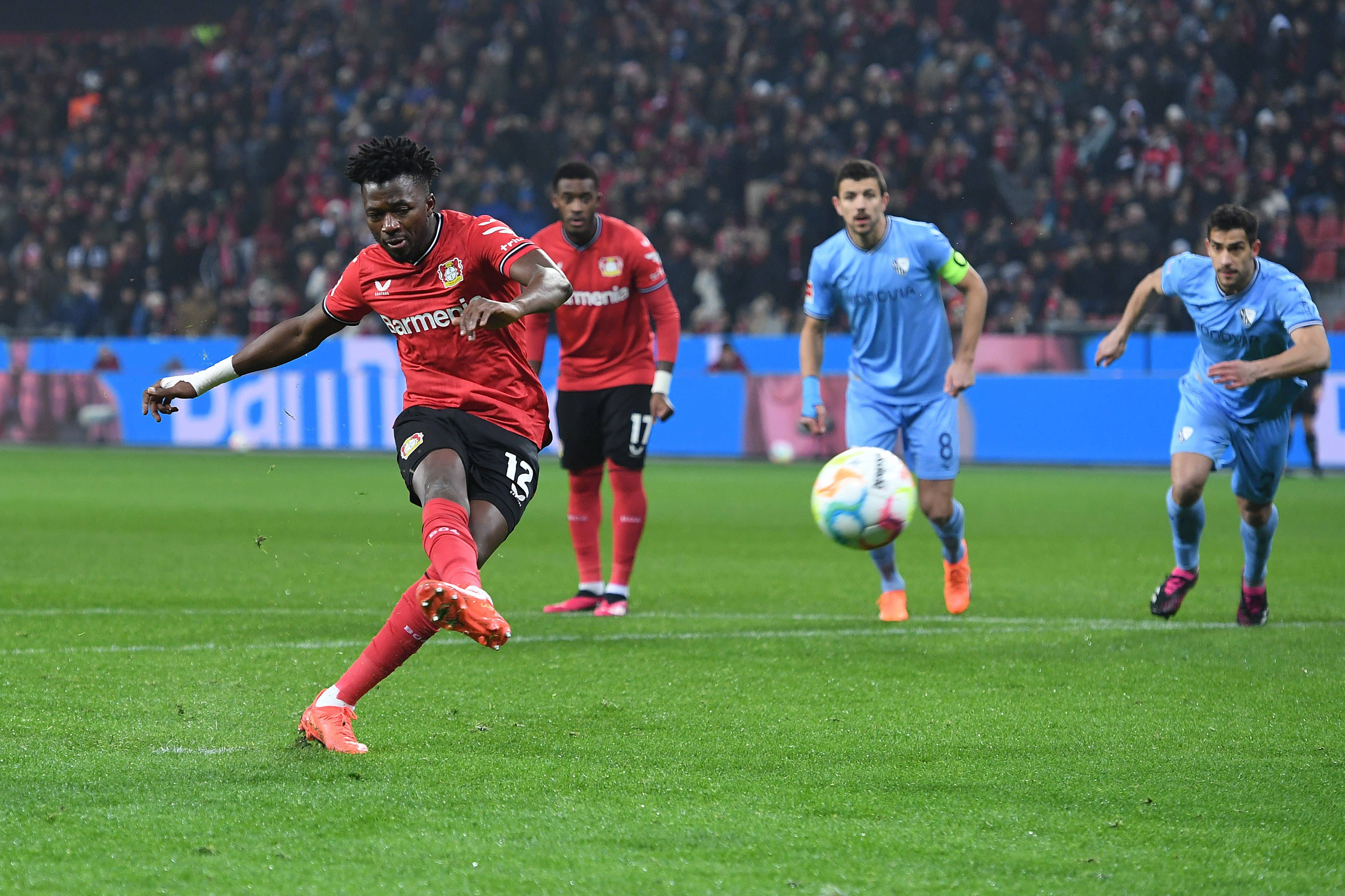 Sport Bilder des Tages Fußball 1. Bundesliga 17. Spieltag Bayer 04 Leverkusen - VfL Bochum am 25.01.2023 in der BayArena in Leverkusen Torschuss / Tor zum 1:0 durch Edmond Tapsoba  Leverkusen  DFL regulations prohibit any use of photographs as image sequences and/or quasi-video. *** Soccer 1 Bundesliga 17 Matchday Bayer 04 Leverkusen VfL Bochum on 25 01 2023 in the BayArena in Leverkusen Goal shot goal to 1 0 by Edmond Tapsoba Leverkusen DFL regulations prohibit any use of photographs as image sequences and or quasi video xHDx