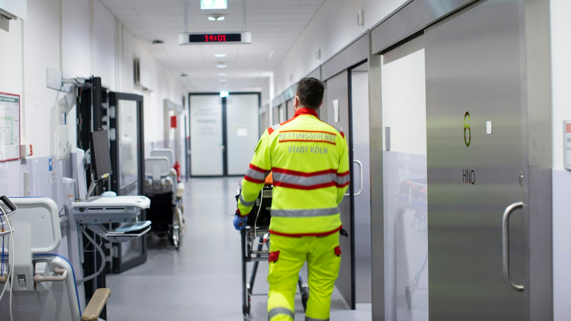Ein Rettungsdienstmitarbeiter schiebt eine Liege durch die Notfallambulanz.