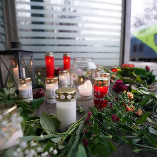 dpatopbilder - 26.01.2023, Schleswig-Holstein, Brokstedt: Blumen und Kerzen liegen auf dem Bahnsteig im Bahnhof von Brokstedt. Bei einer Messerattacke in einem Regionalzug von Kiel nach Hamburg sind am 25.01.2023 zwei Menschen getötet und sieben verletzt worden. F