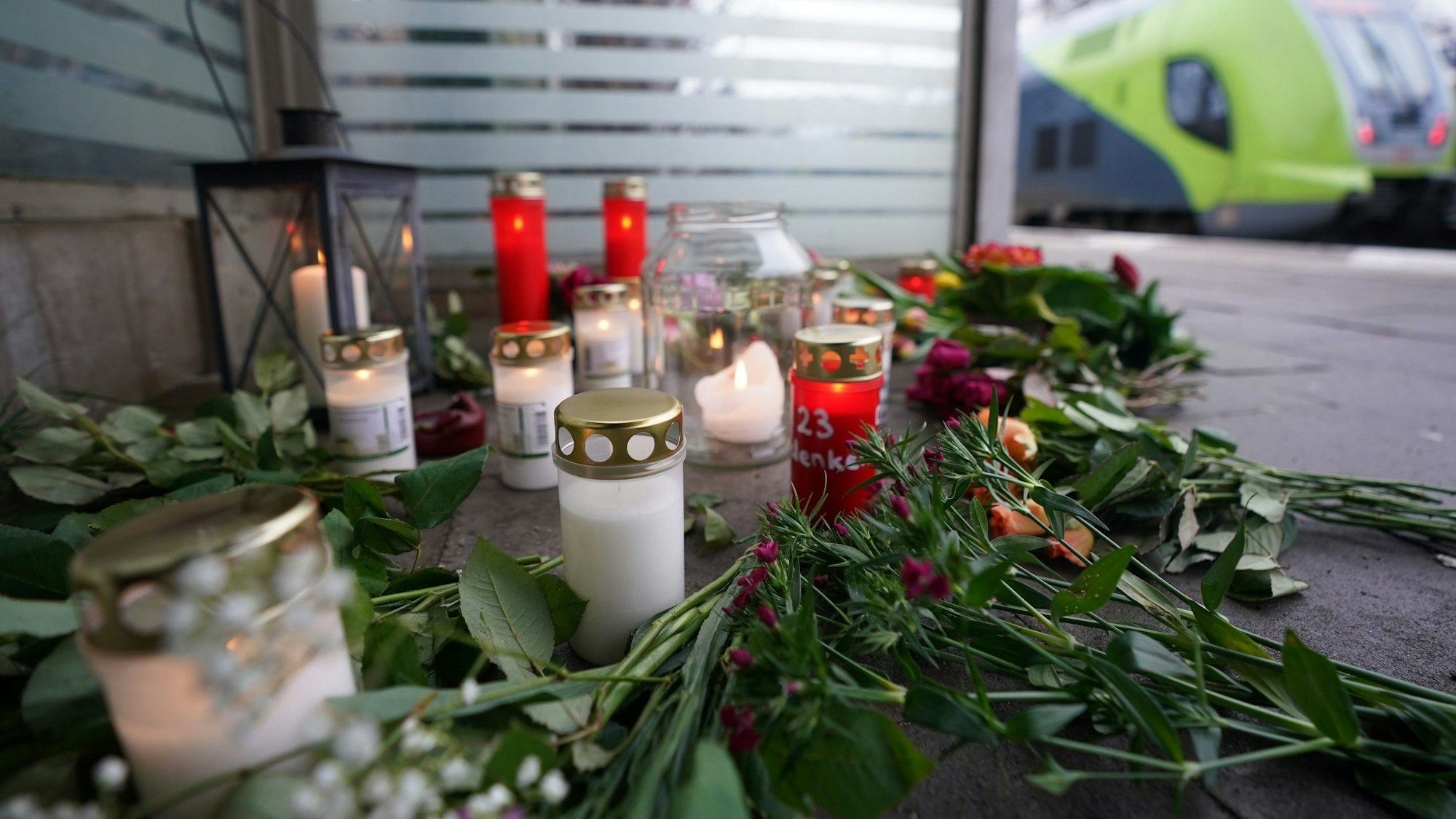 dpatopbilder - 26.01.2023, Schleswig-Holstein, Brokstedt: Blumen und Kerzen liegen auf dem Bahnsteig im Bahnhof von Brokstedt. Bei einer Messerattacke in einem Regionalzug von Kiel nach Hamburg sind am 25.01.2023 zwei Menschen getötet und sieben verletzt worden. F